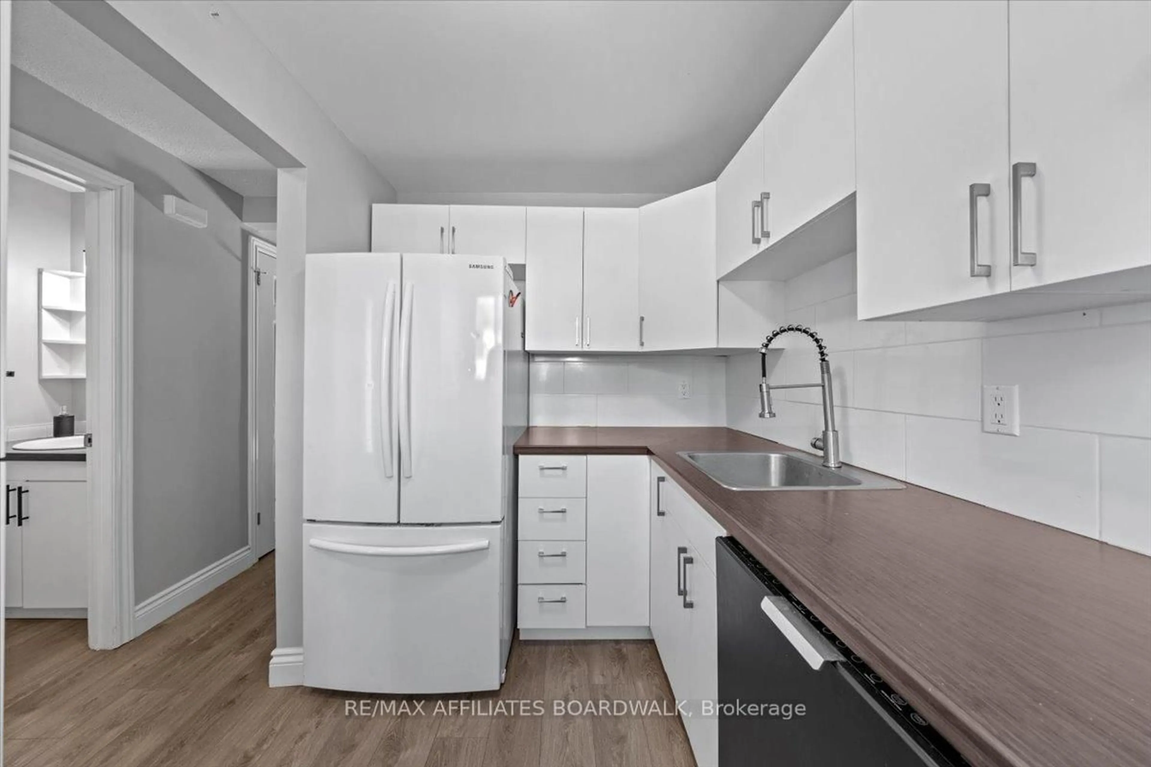 Standard kitchen, wood/laminate floor for 6482 Bilberry Dr, Orleans Ontario K1C 4N8