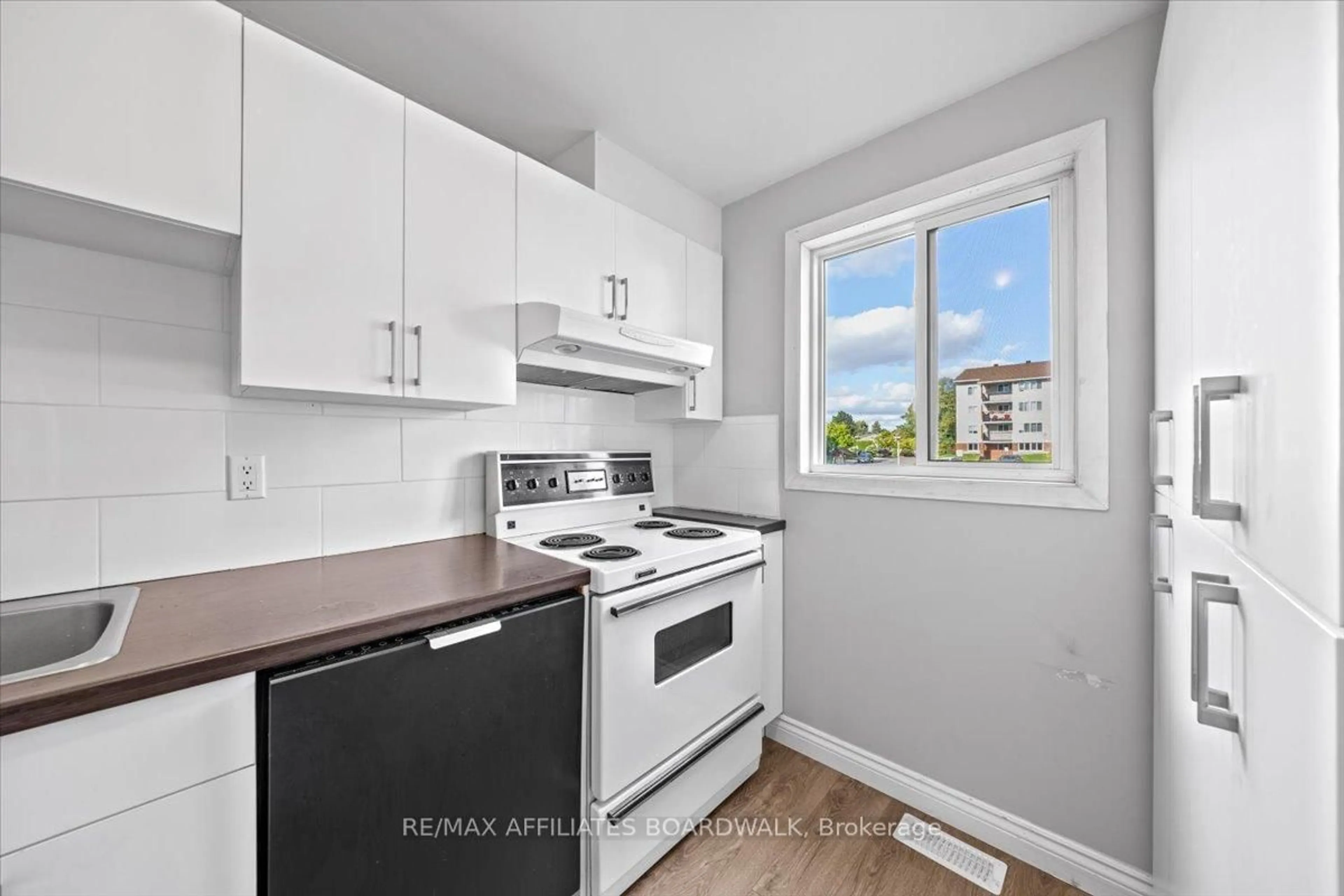 Standard kitchen, unknown for 6482 Bilberry Dr, Orleans Ontario K1C 4N8