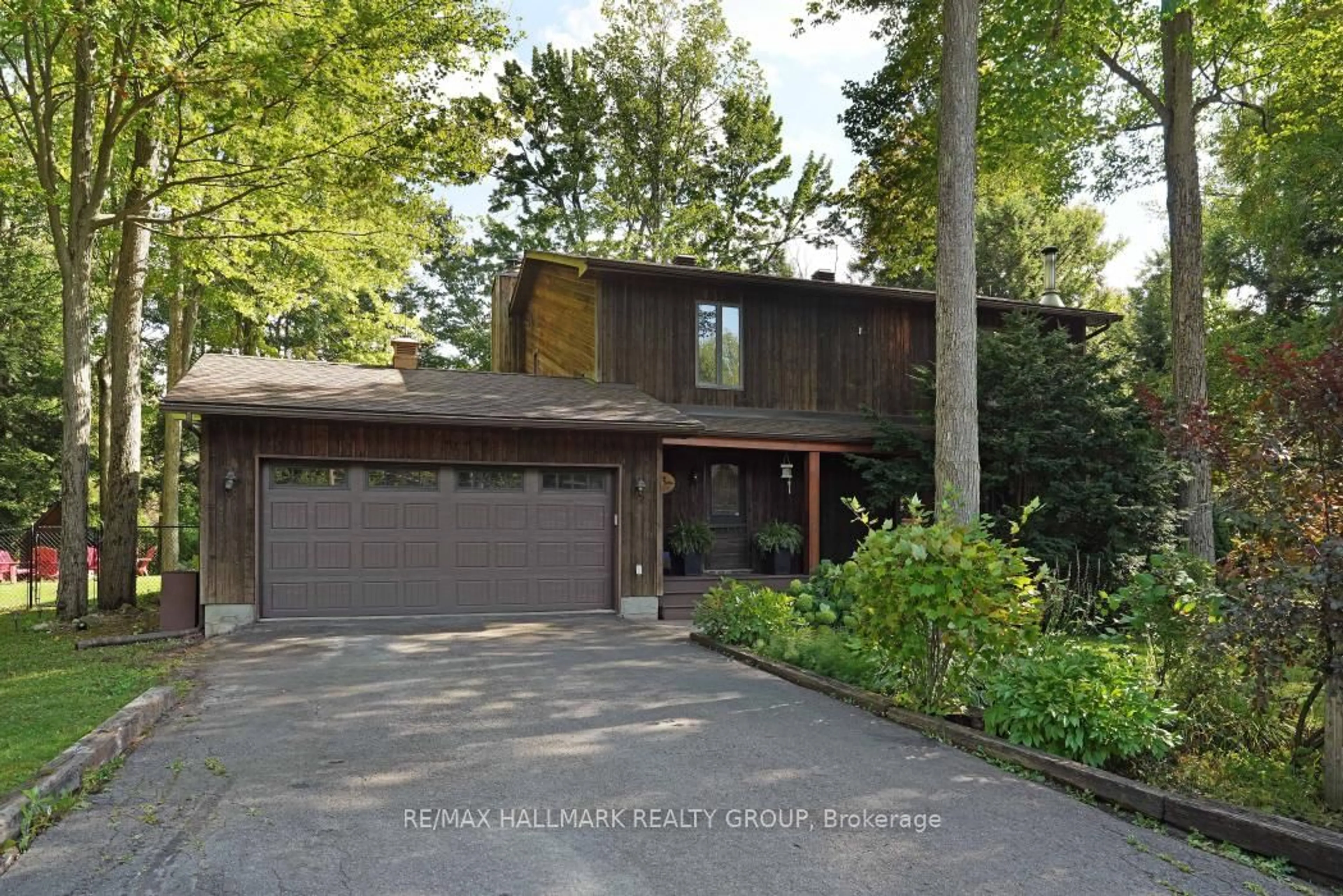 Home with vinyl exterior material, street for 5498 Edgewater Dr, Ottawa Ontario K4M 1B4