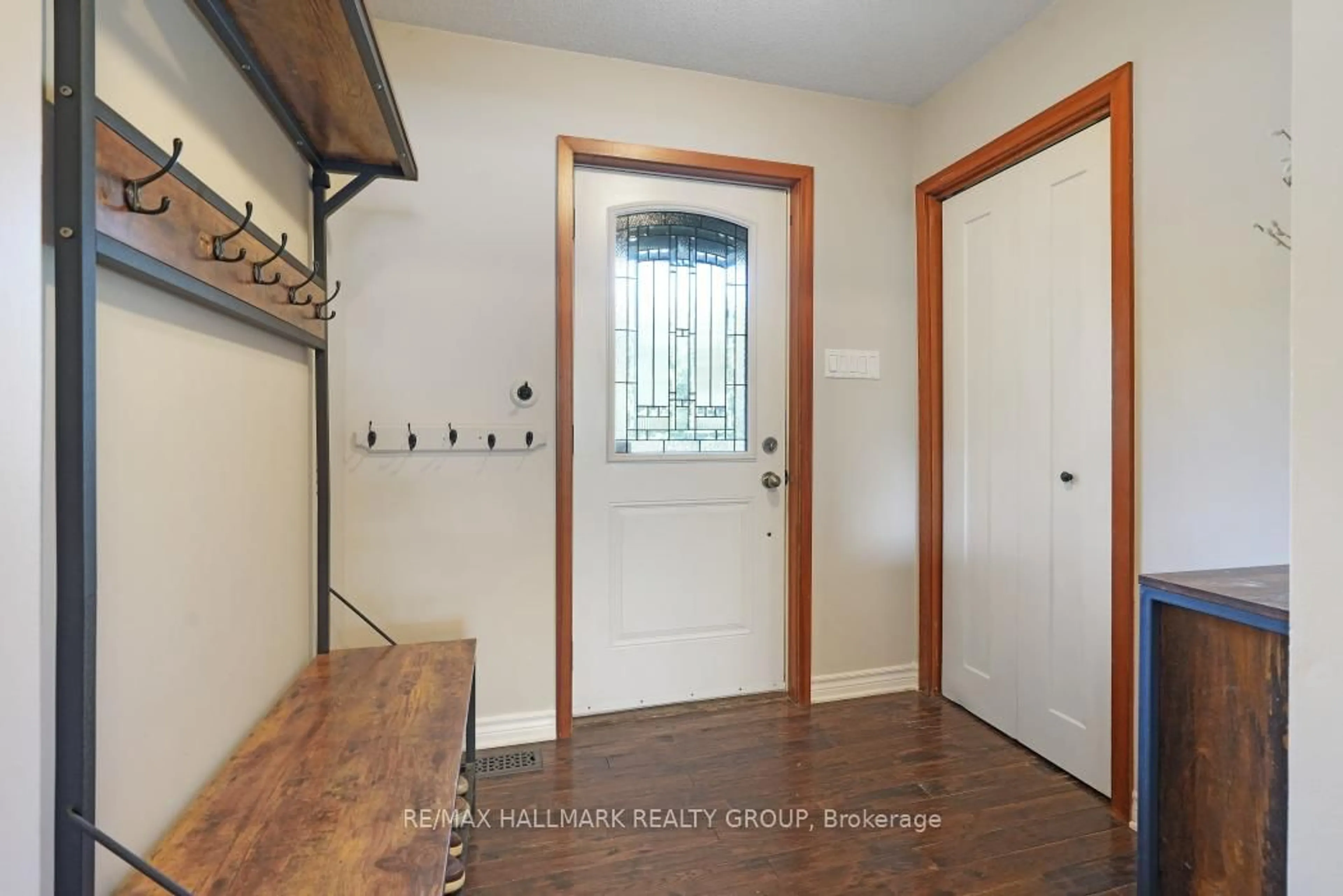 Indoor entryway for 5498 Edgewater Dr, Ottawa Ontario K4M 1B4