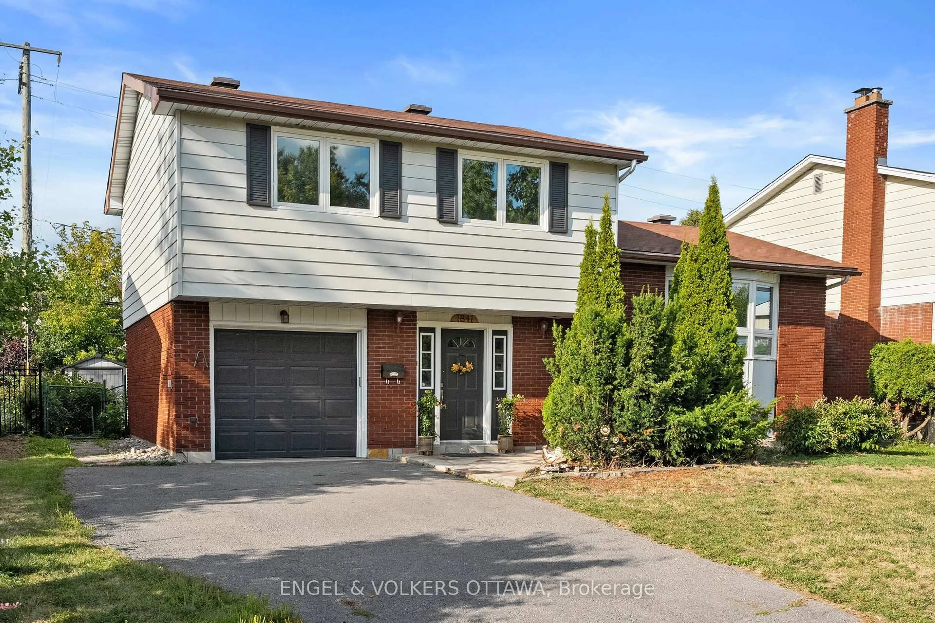 Home with brick exterior material, street for 1841 Lorraine Ave, Ottawa Ontario K1H 6Z7