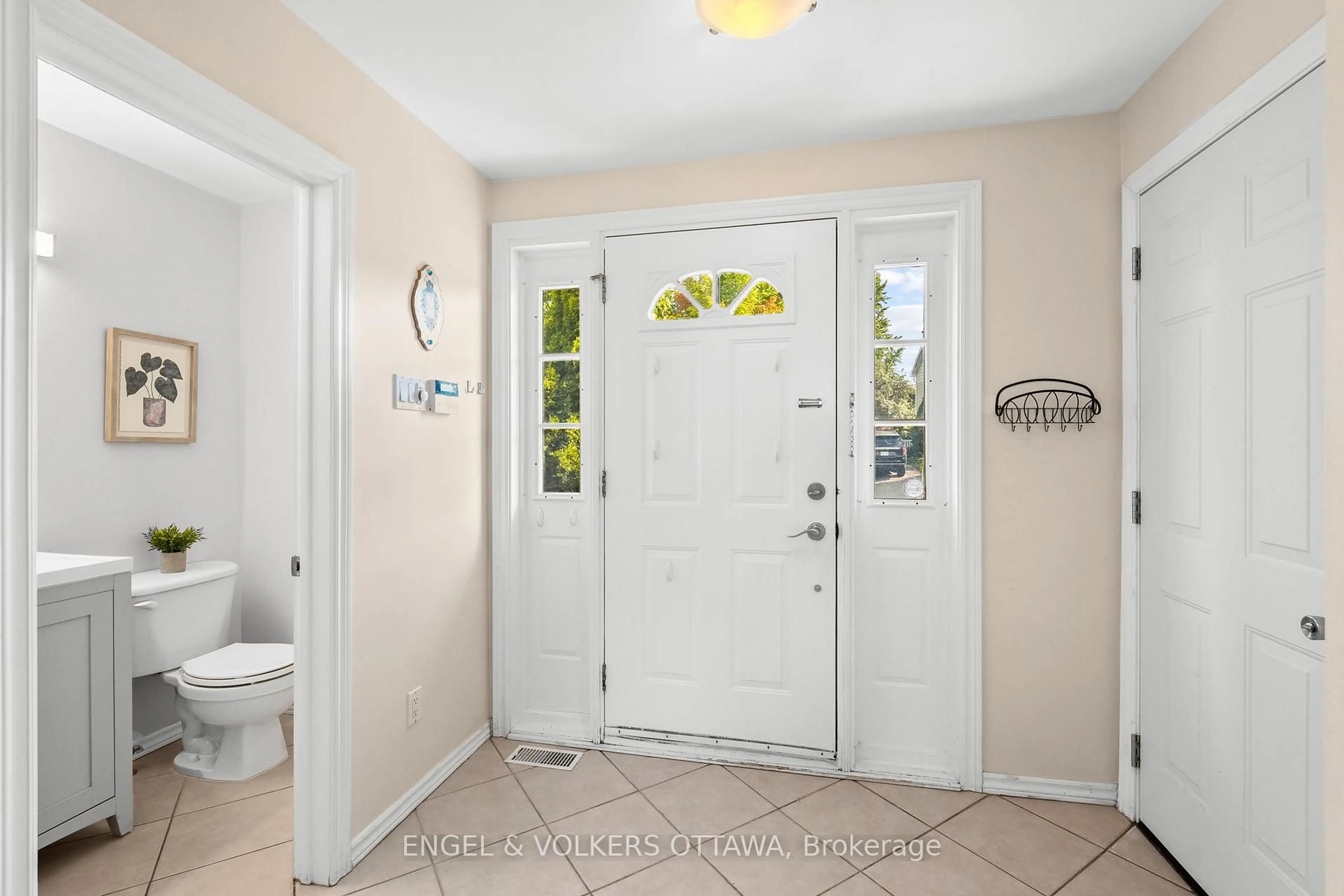 Indoor entryway for 1841 Lorraine Ave, Ottawa Ontario K1H 6Z7