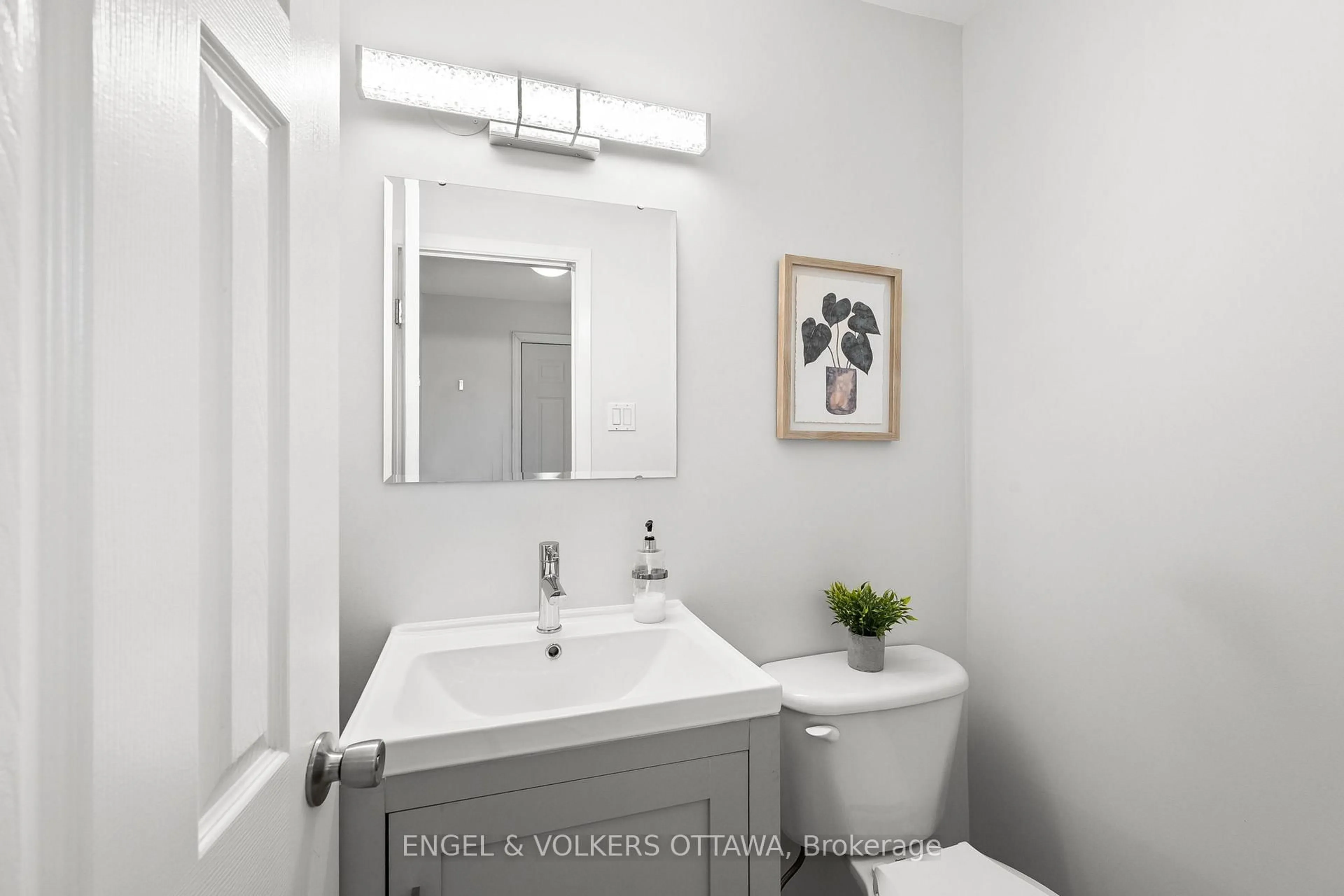 Contemporary bathroom, ceramic/tile floor for 1841 Lorraine Ave, Ottawa Ontario K1H 6Z7