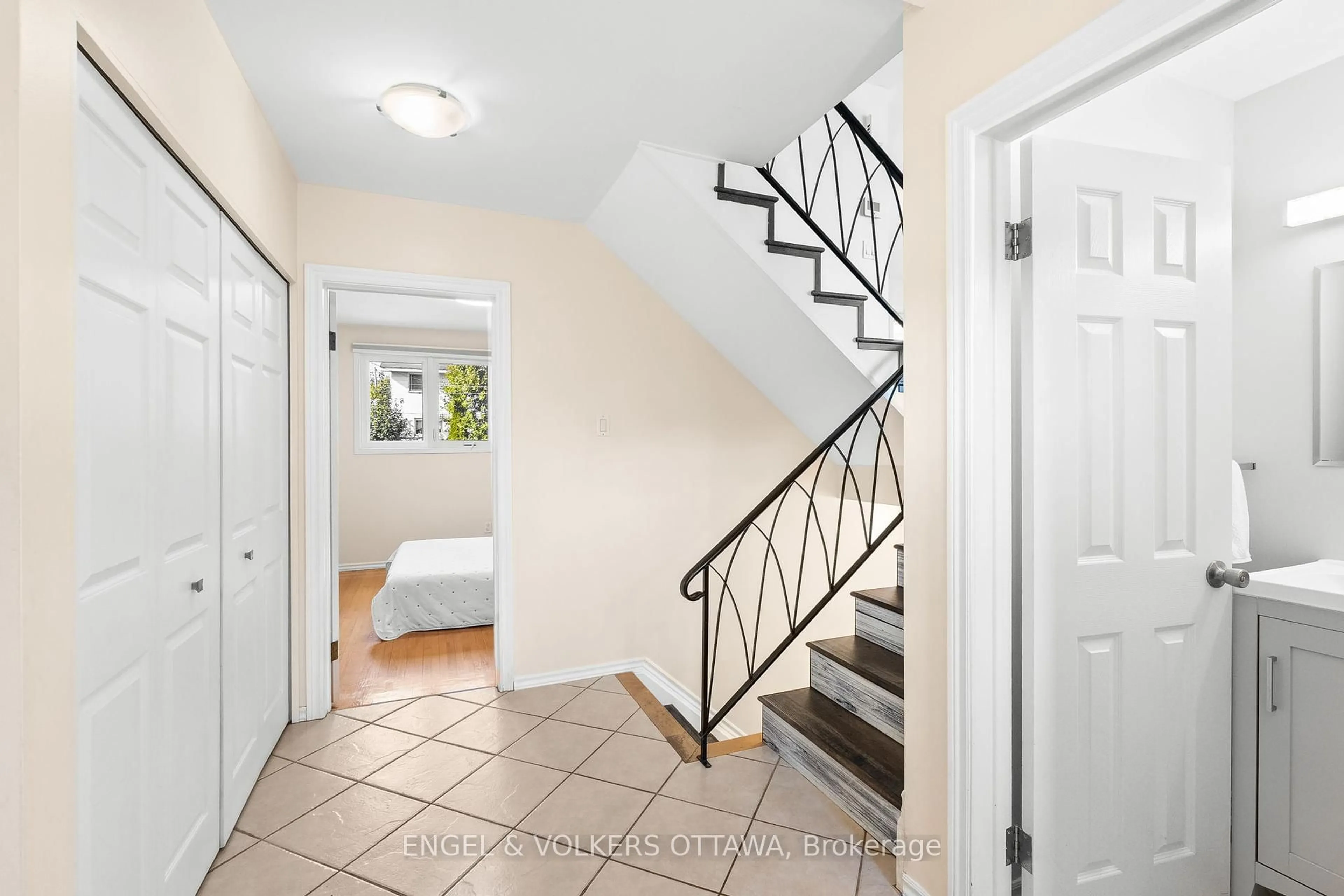Indoor entryway for 1841 Lorraine Ave, Ottawa Ontario K1H 6Z7