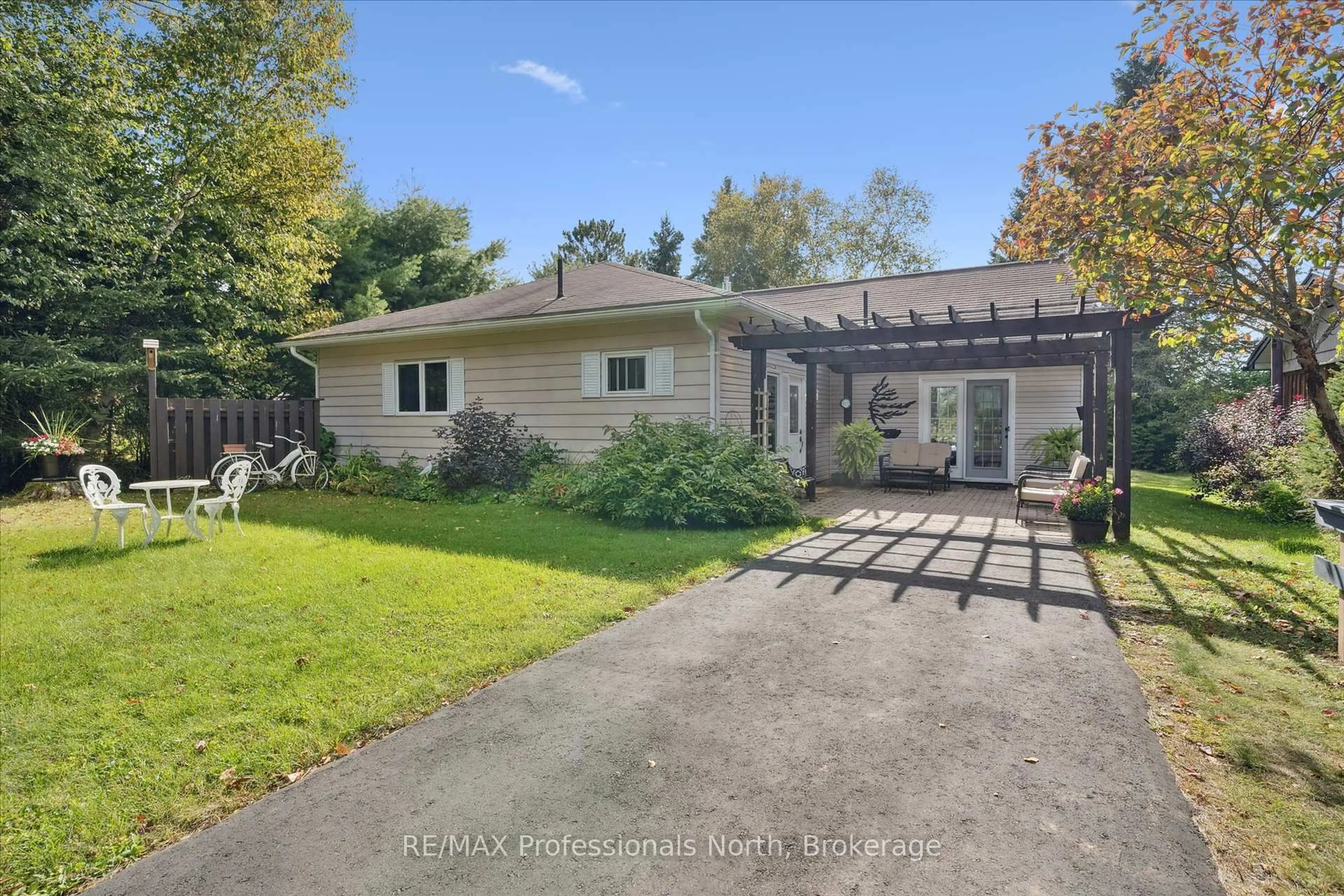 A pic from outside/outdoor area/front of a property/back of a property/a pic from drone, street for 166 Lakeview Ave, Kearney Ontario P0A 1M0