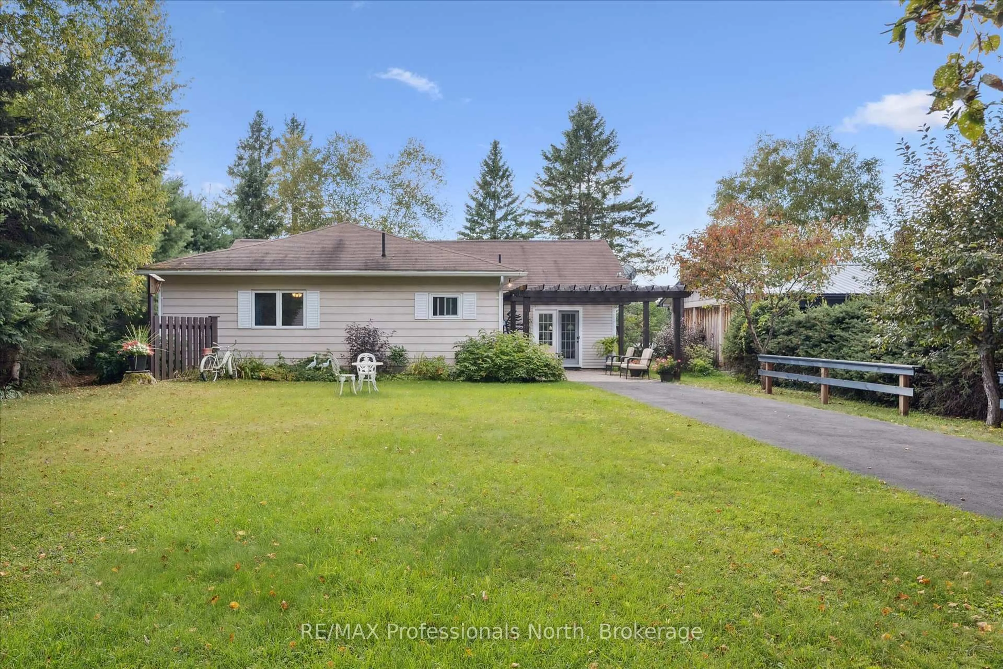 A pic from outside/outdoor area/front of a property/back of a property/a pic from drone, street for 166 Lakeview Ave, Kearney Ontario P0A 1M0