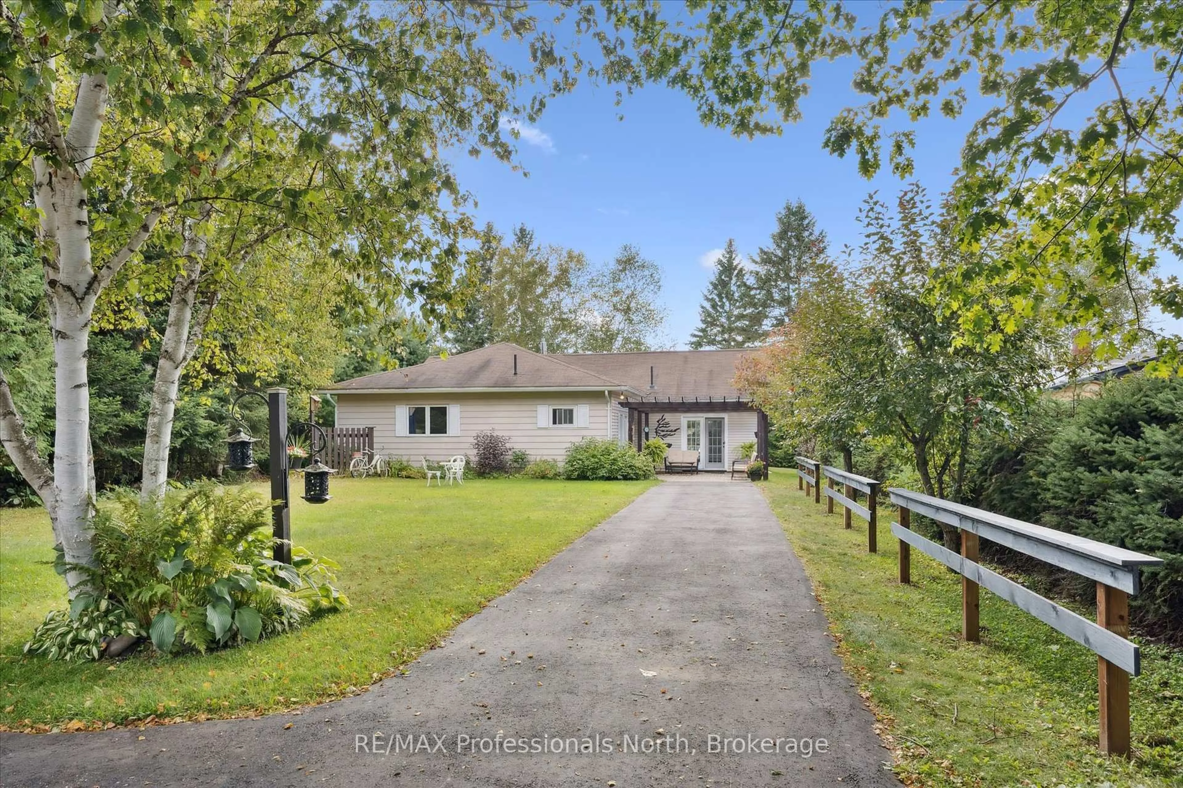 A pic from outside/outdoor area/front of a property/back of a property/a pic from drone, street for 166 Lakeview Ave, Kearney Ontario P0A 1M0