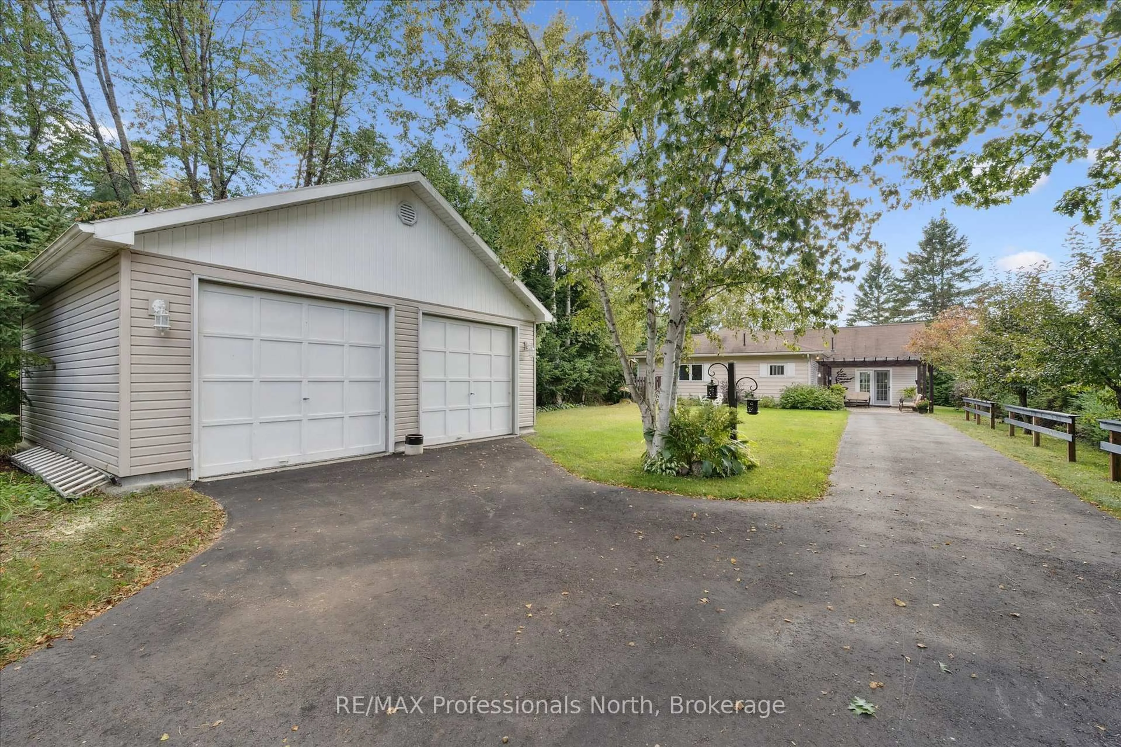 A pic from outside/outdoor area/front of a property/back of a property/a pic from drone, street for 166 Lakeview Ave, Kearney Ontario P0A 1M0