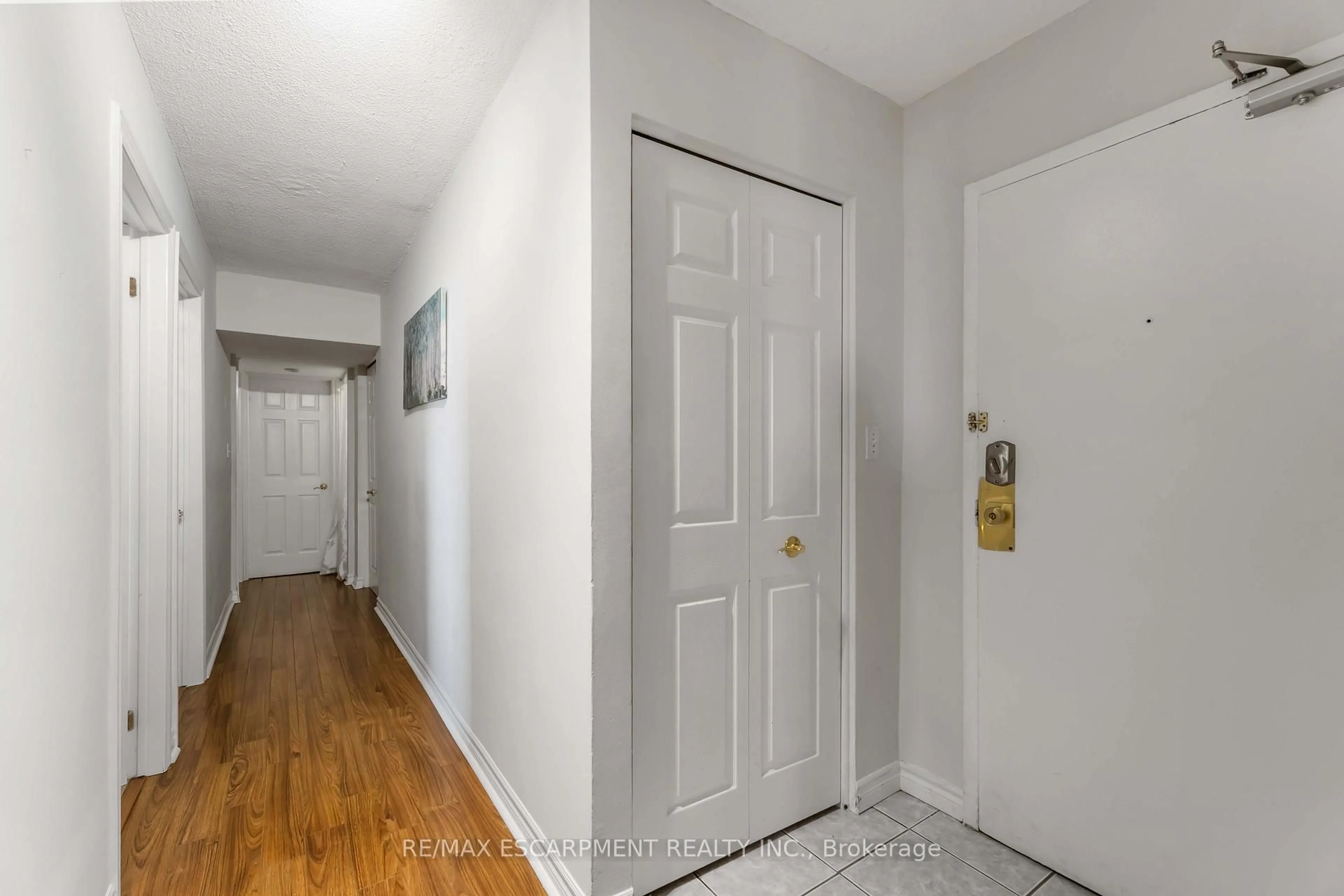 Indoor entryway for 75 Glenburn Crt #1004, Hamilton Ontario L8E 1C7