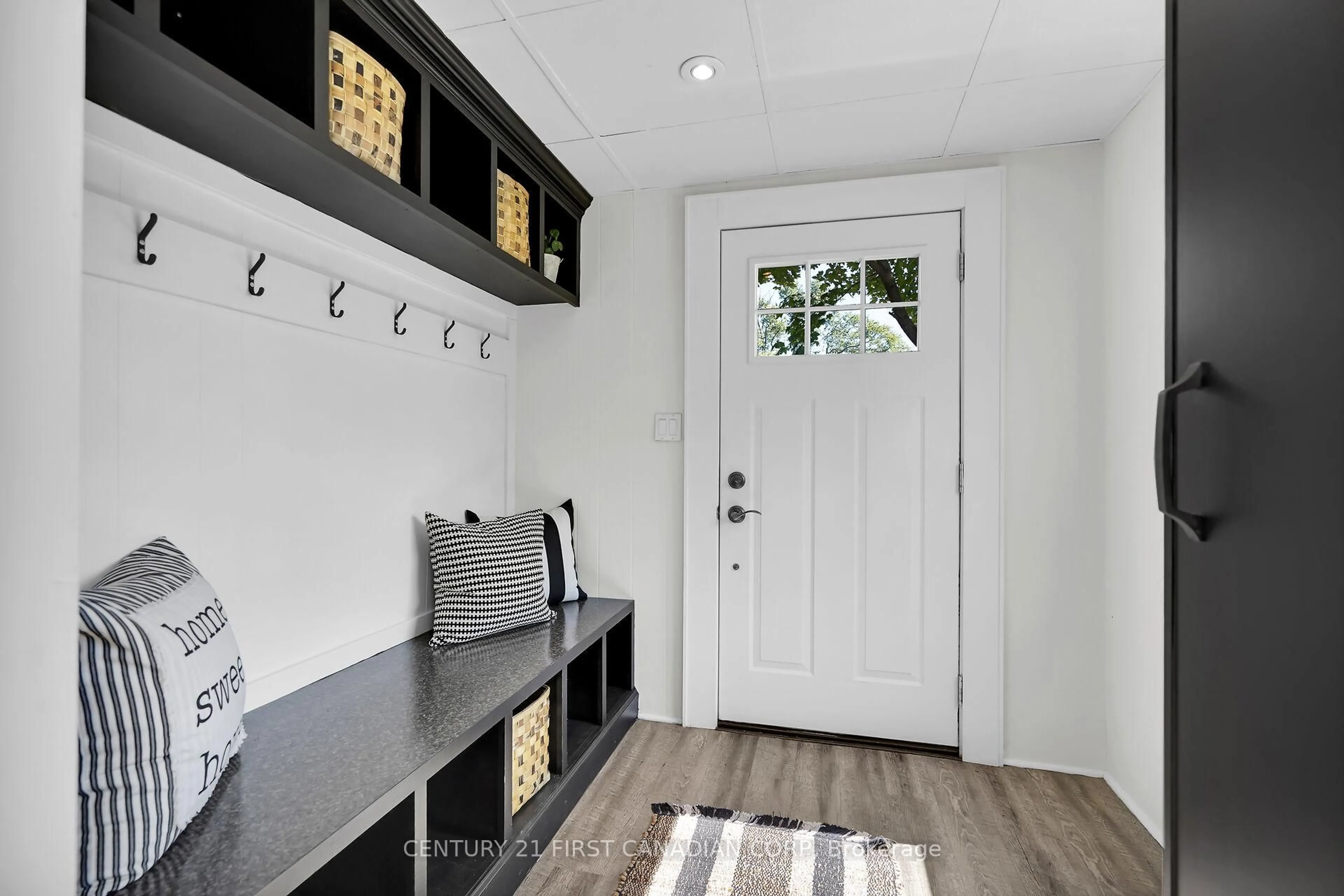 Indoor entryway for 10719 Sunset Rd, Southwold Ontario N5P 3T2
