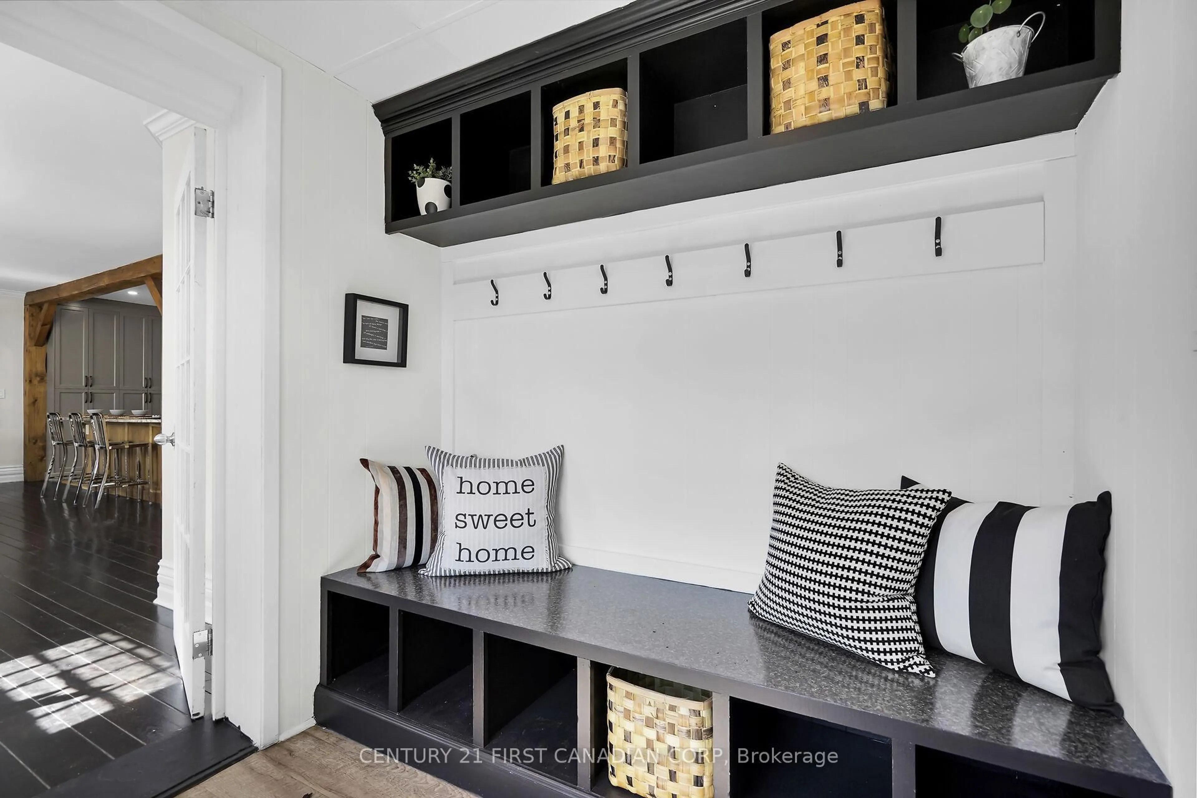 Indoor entryway for 10719 Sunset Rd, Southwold Ontario N5P 3T2