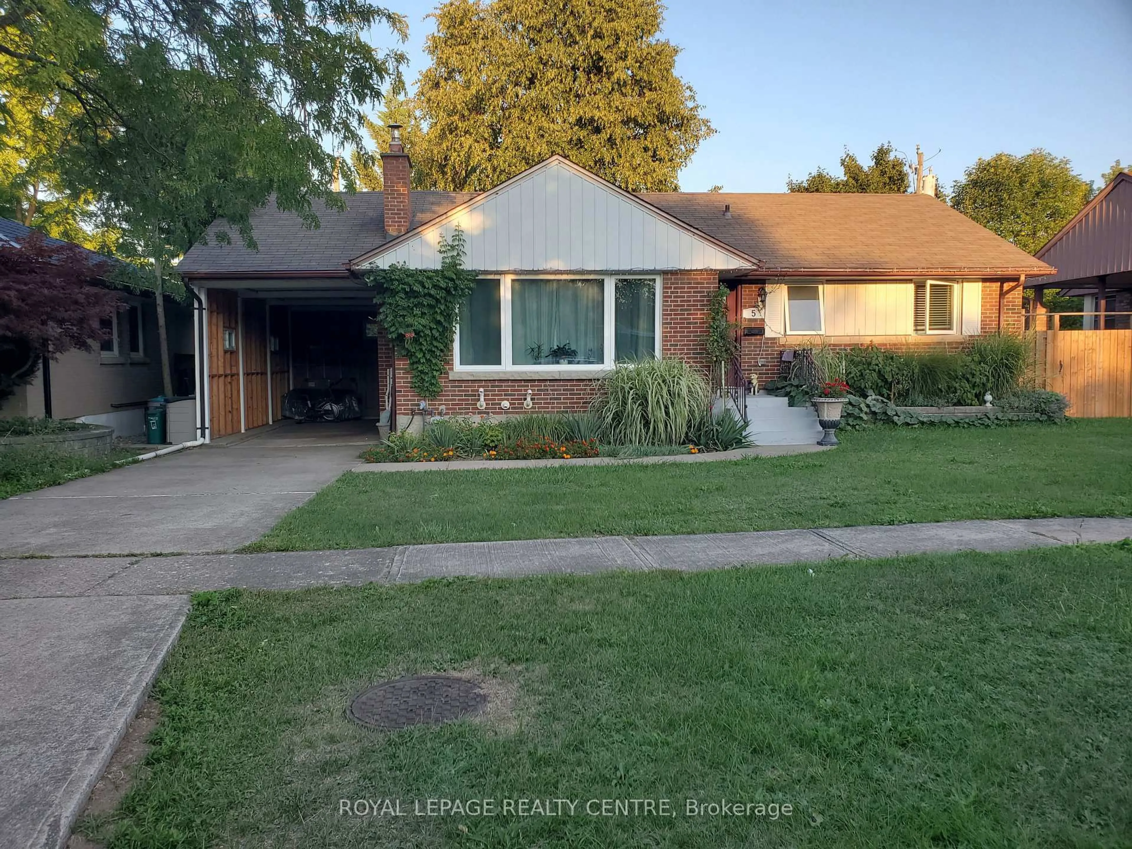 A pic from outside/outdoor area/front of a property/back of a property/a pic from drone, street for 5 Mountainview Dr, St. Catharines Ontario L2T 3H3