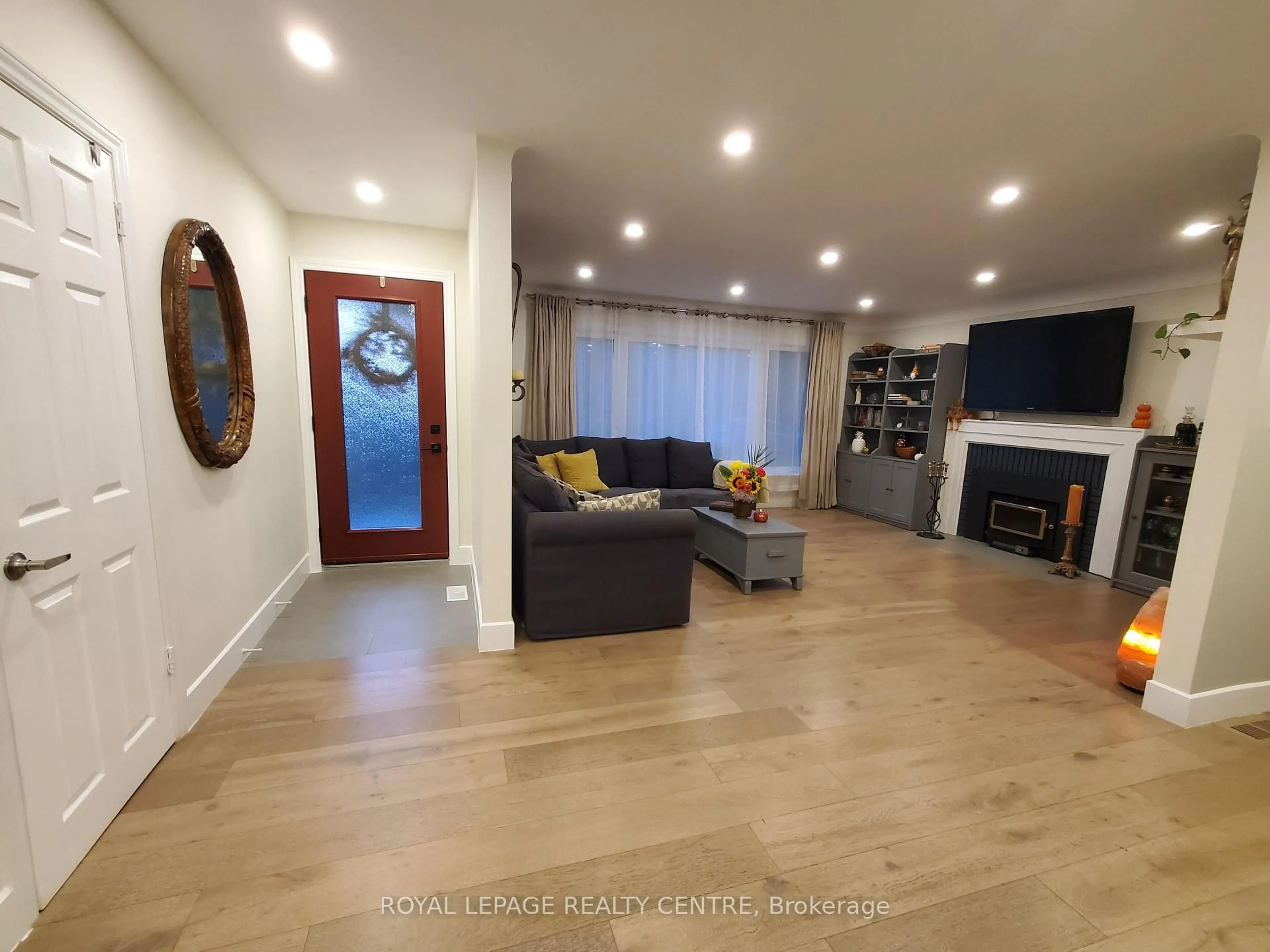 Living room with furniture, wood/laminate floor for 5 Mountainview Dr, St. Catharines Ontario L2T 3H3