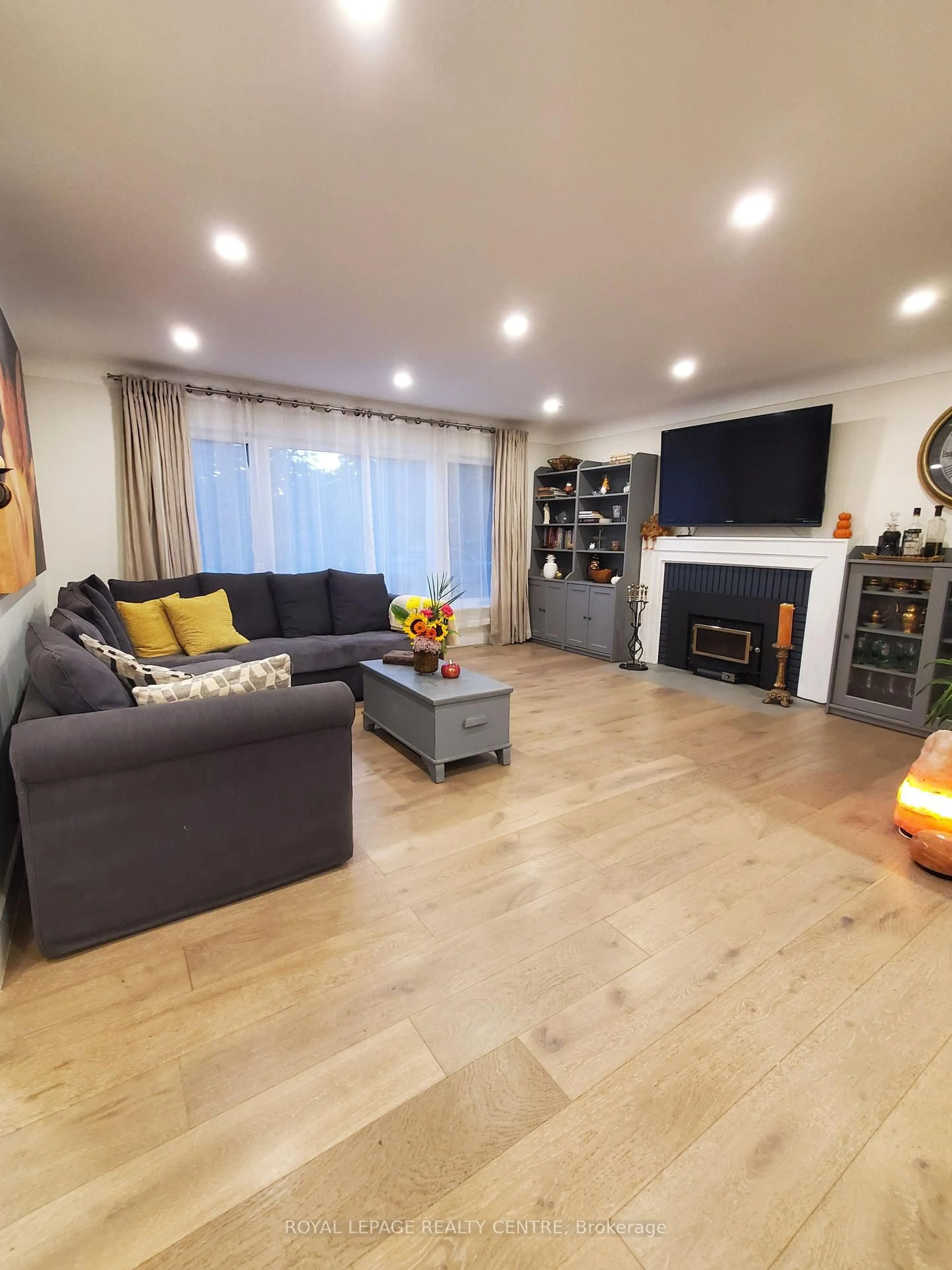 Living room with furniture, wood/laminate floor for 5 Mountainview Dr, St. Catharines Ontario L2T 3H3