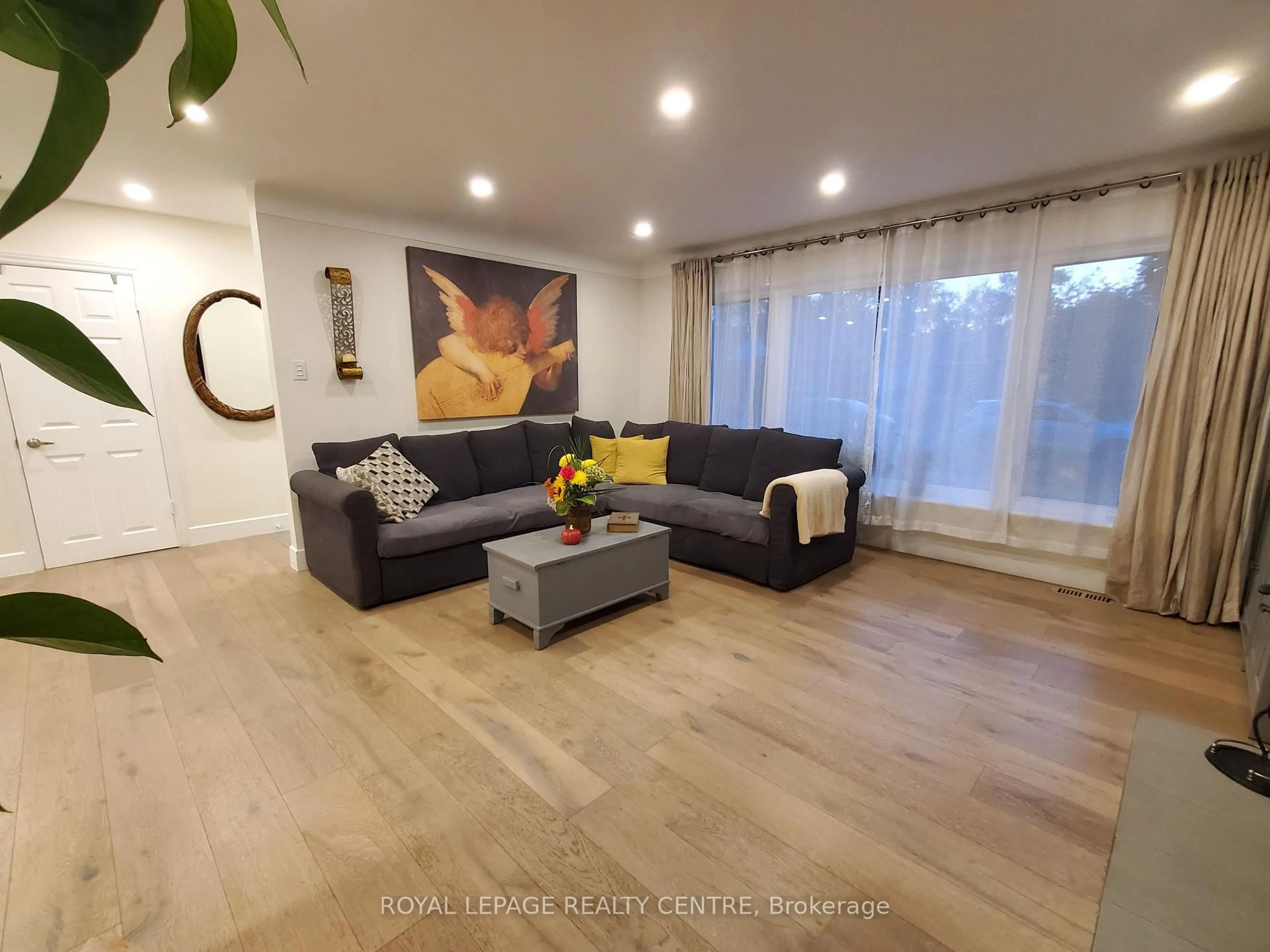 Living room with furniture, wood/laminate floor for 5 Mountainview Dr, St. Catharines Ontario L2T 3H3