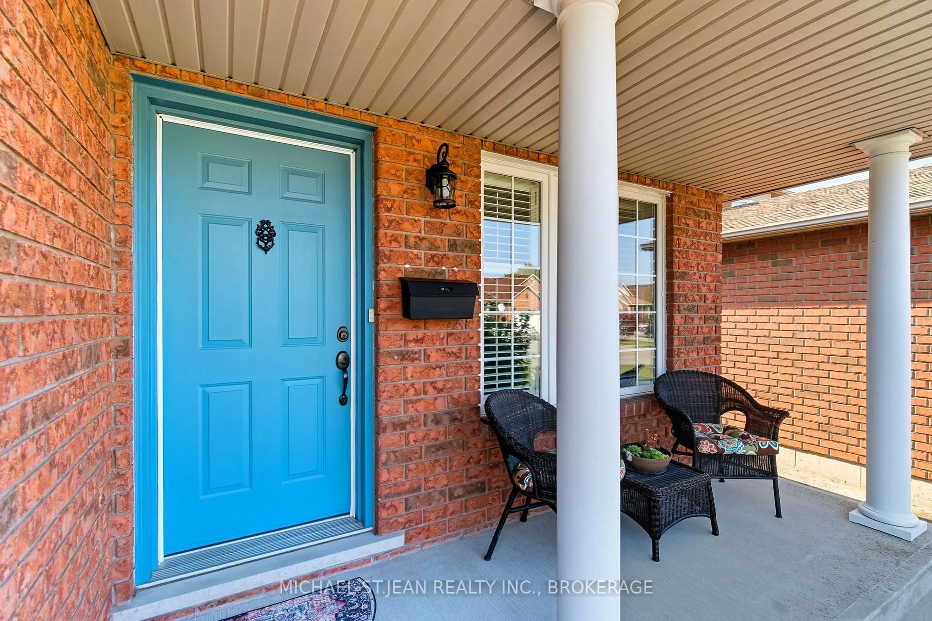 Indoor entryway for 20 Diamond Crt, Hamilton Ontario L9C 7V5