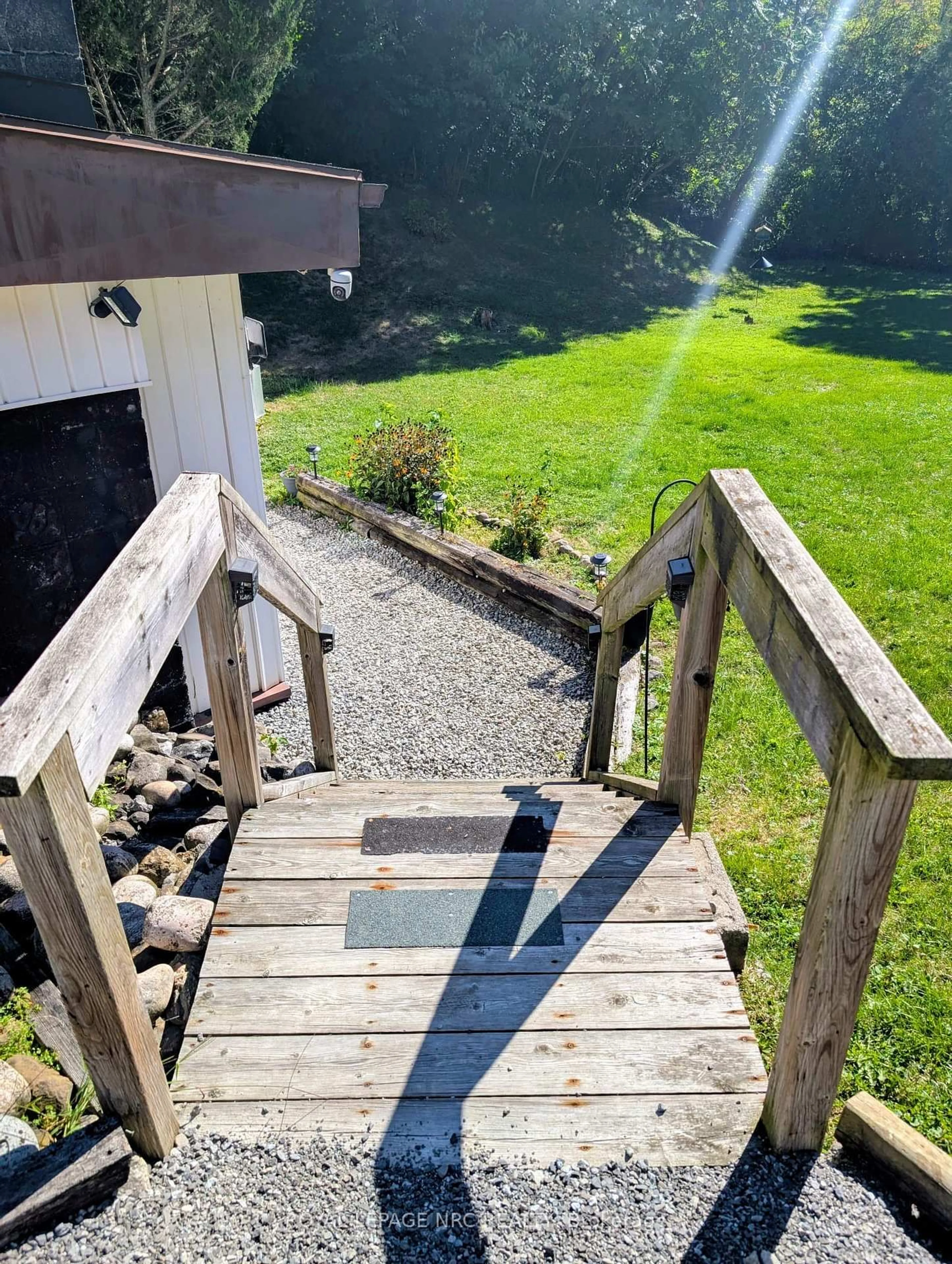 A pic from outside/outdoor area/front of a property/back of a property/a pic from drone, unknown for 4132 Chippawa Pkwy, Niagara Falls Ontario L2G 6E5