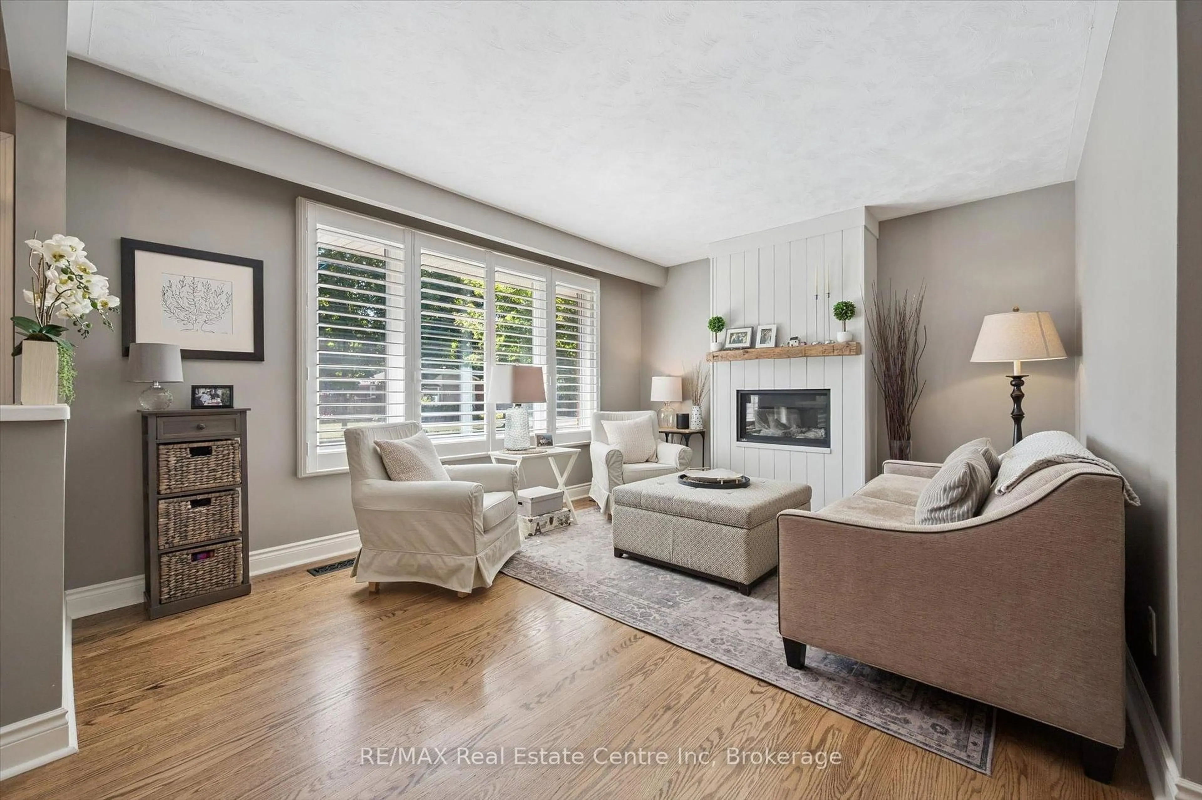 Living room with furniture, unknown for 12 Carter Dr, Guelph Ontario N1E 1X7