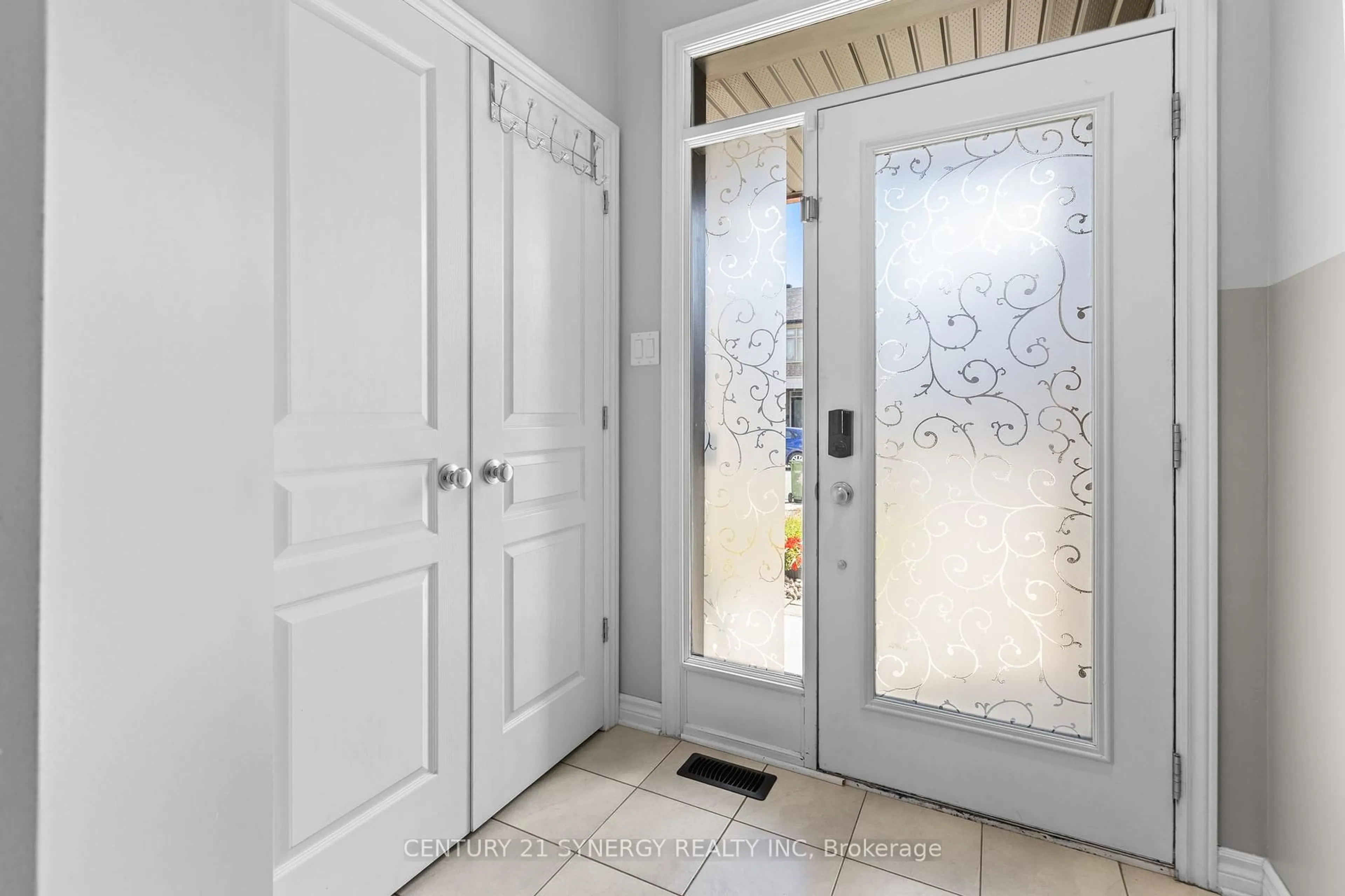 Indoor entryway for 162 Popplewell Cres, Ottawa Ontario K2J 5P7