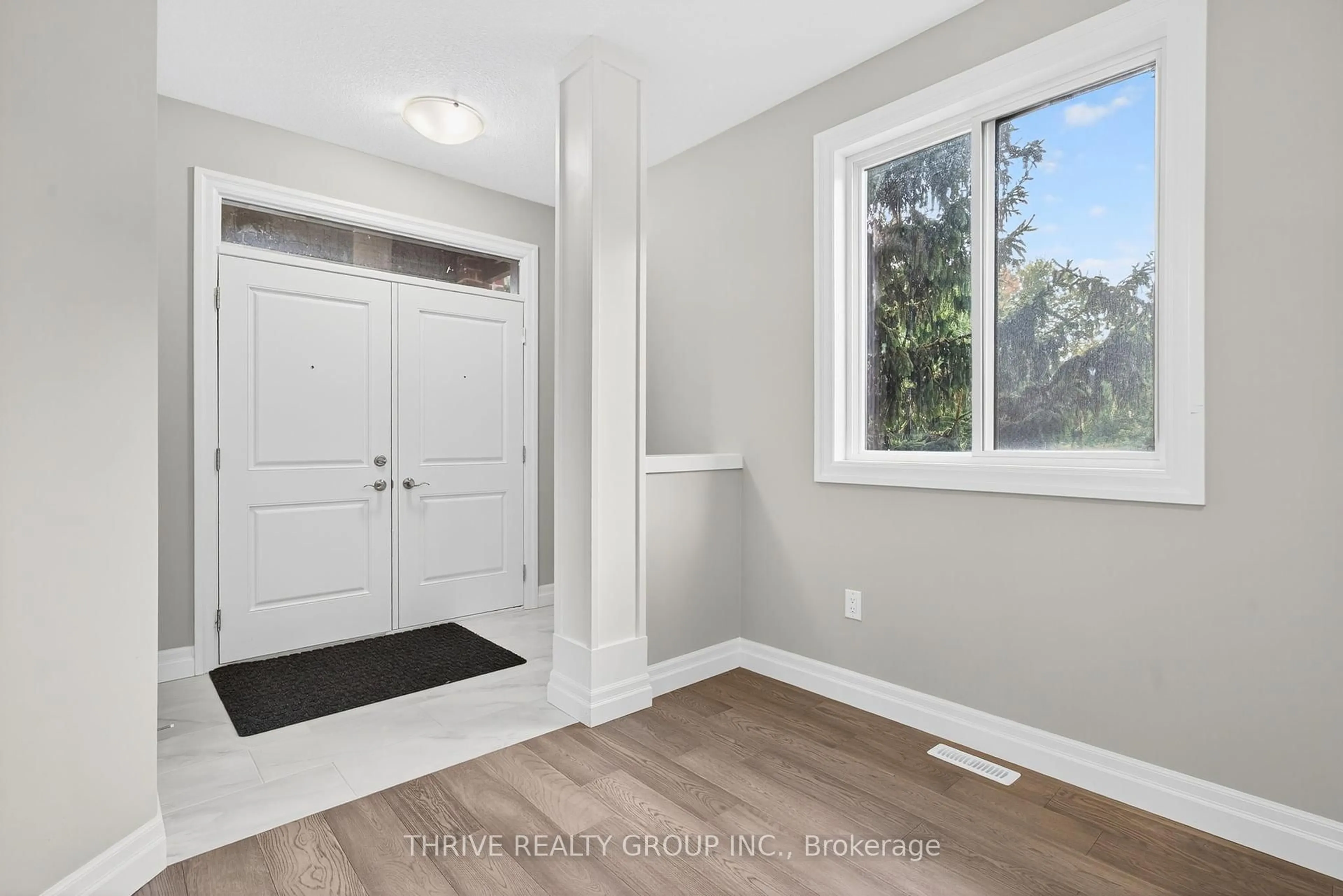 Indoor entryway for 3465 ORIOLE Circ, London South Ontario N6N 1K6