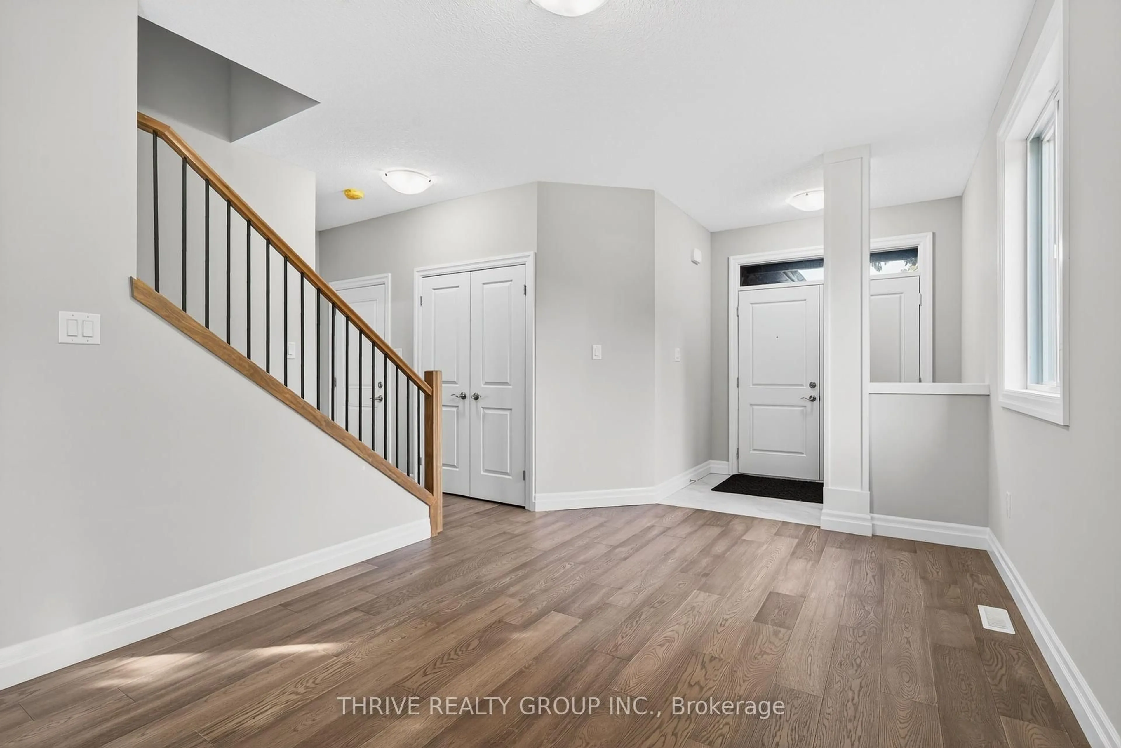 Indoor entryway for 3465 ORIOLE Circ, London South Ontario N6N 1K6
