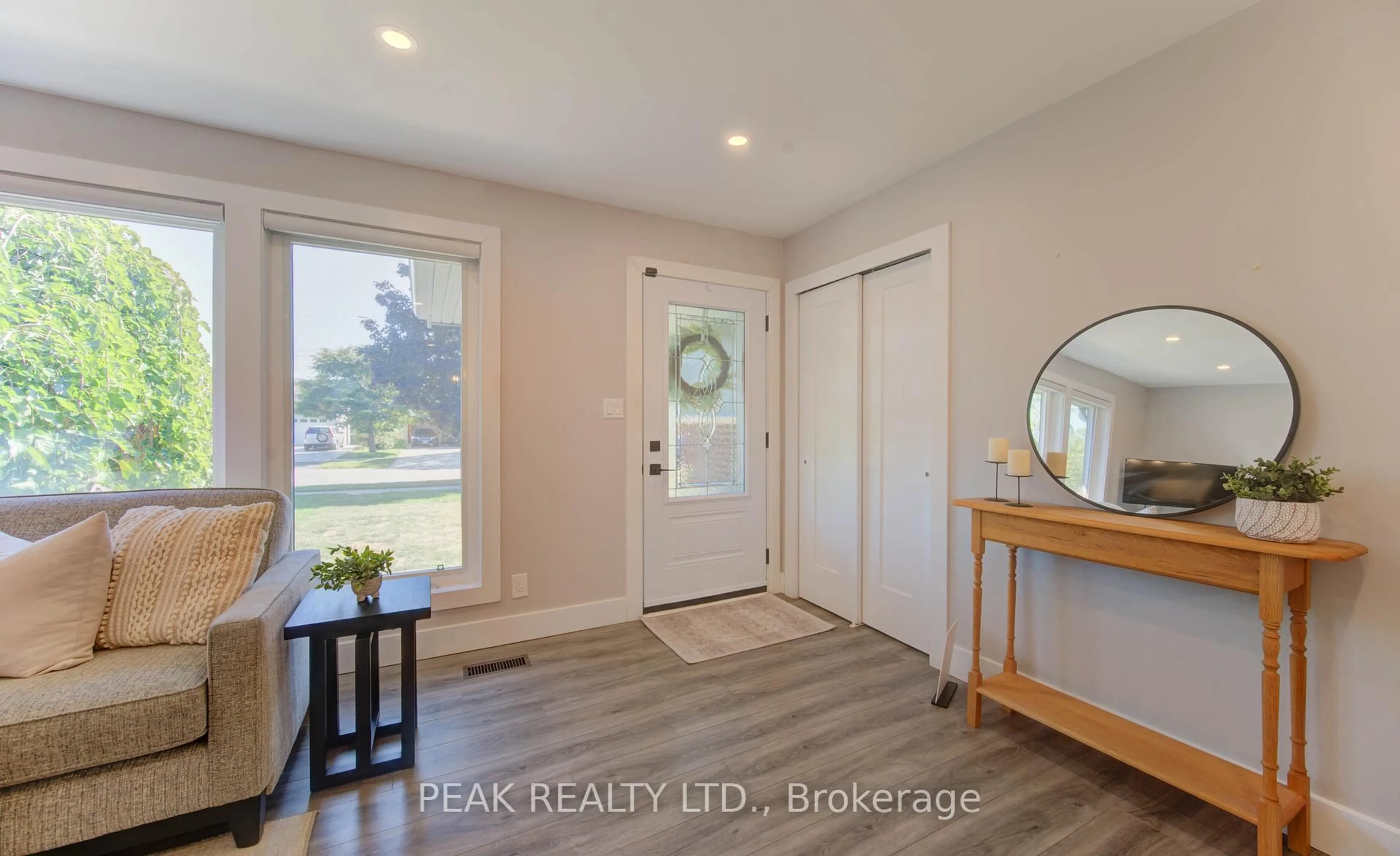 Indoor entryway for 120 Trafalgar Ave, Kitchener Ontario N2A 1Z7