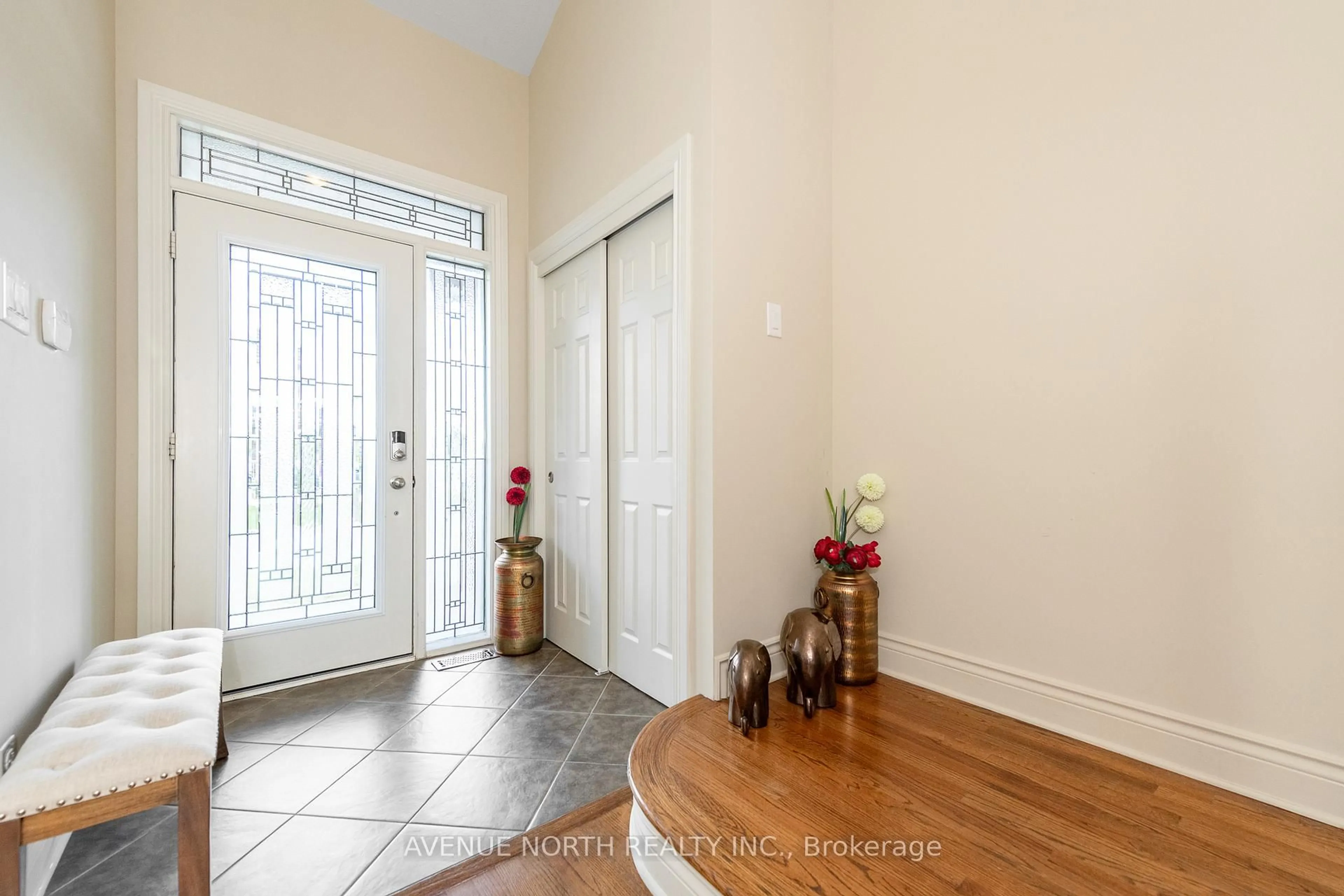 Indoor entryway for 184 Felicity Cres, Ottawa Ontario K1W 0C2