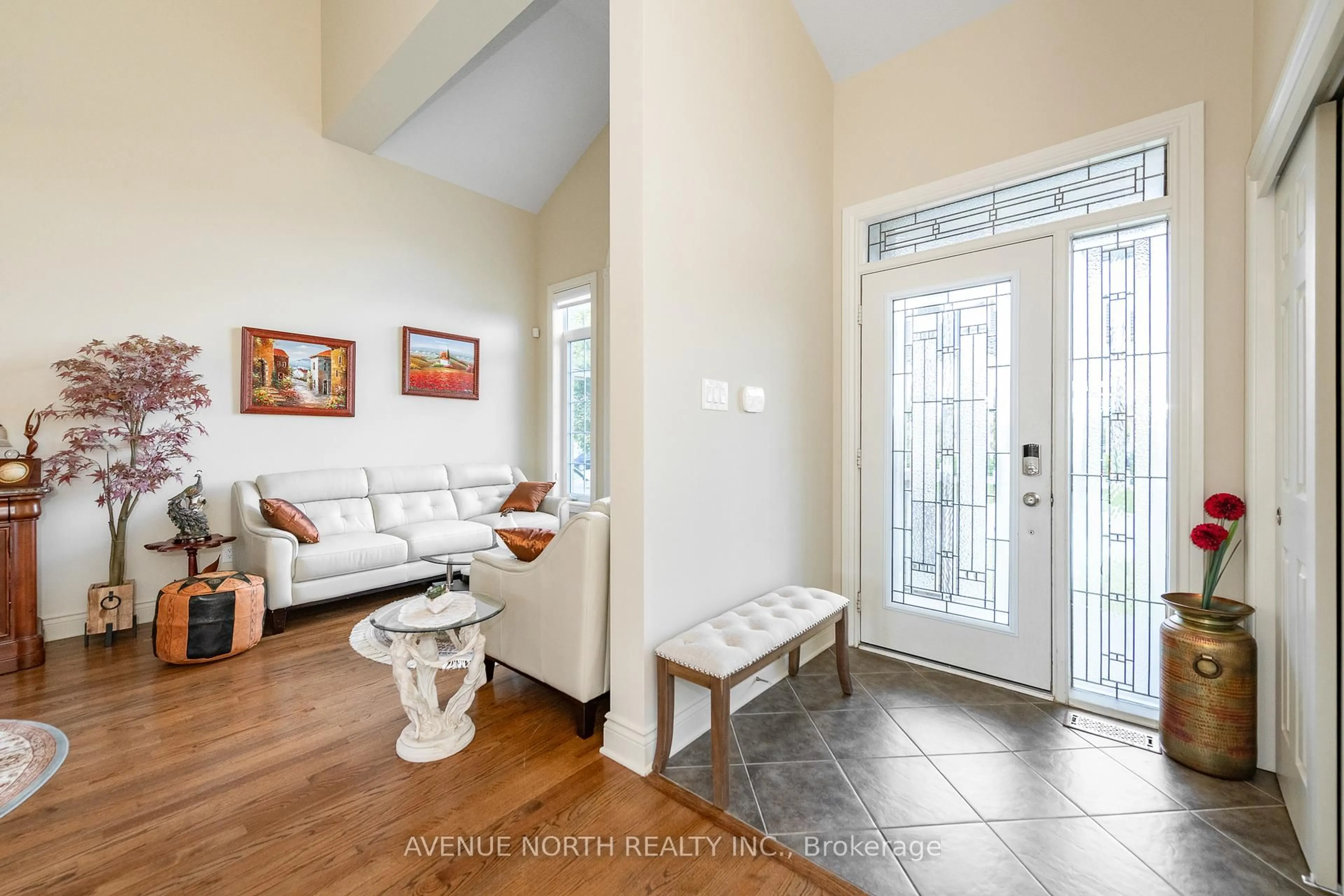 Indoor entryway for 184 Felicity Cres, Ottawa Ontario K1W 0C2