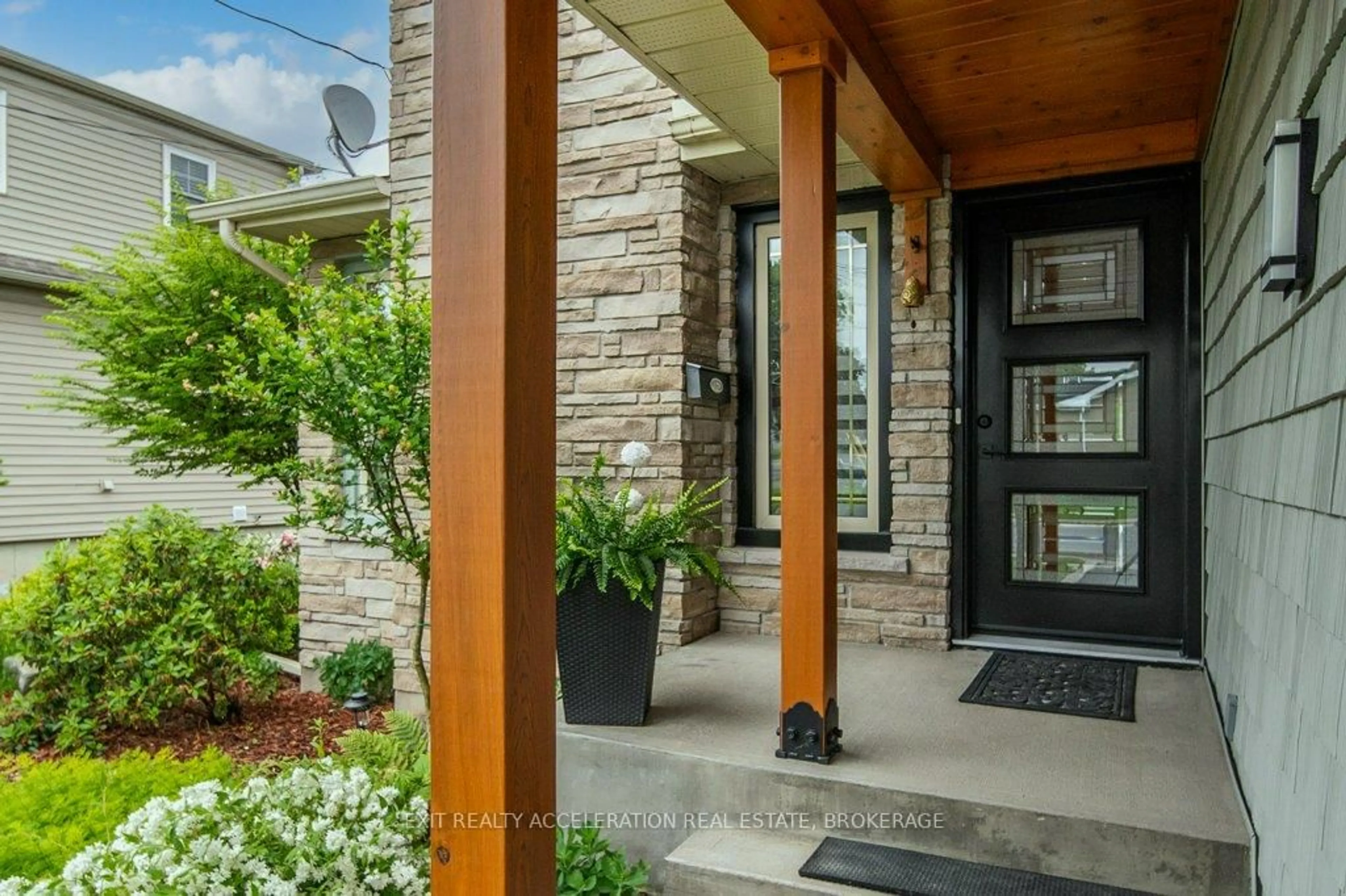 Indoor entryway for 252 Bridge St, Greater Napanee Ontario K7R 3S8