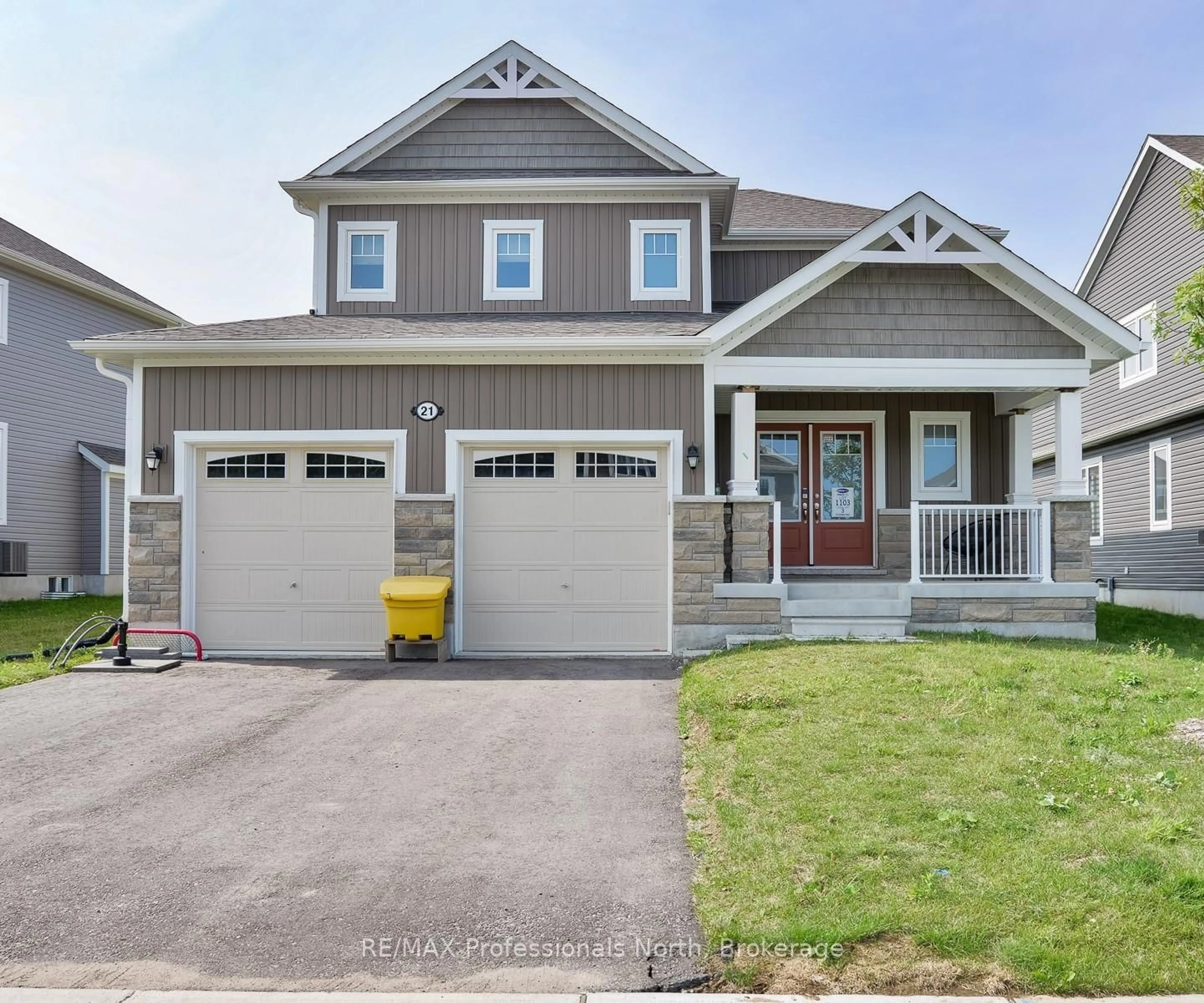 Home with vinyl exterior material, street for 21 Chambery St, Bracebridge Ontario P1L 0N4