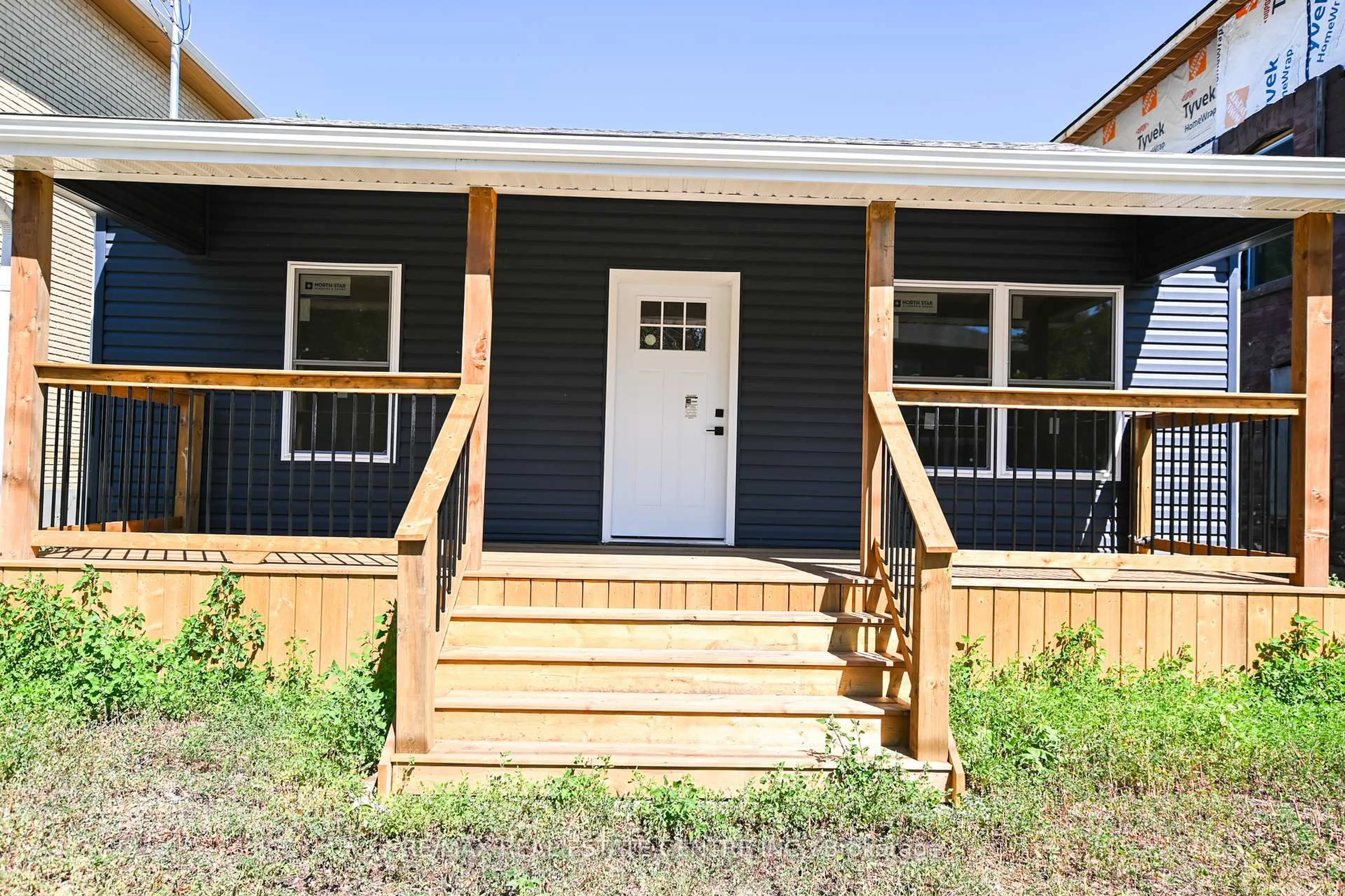 Home with vinyl exterior material, street for 284 Darling St, Brantford Ontario N3S 3X6