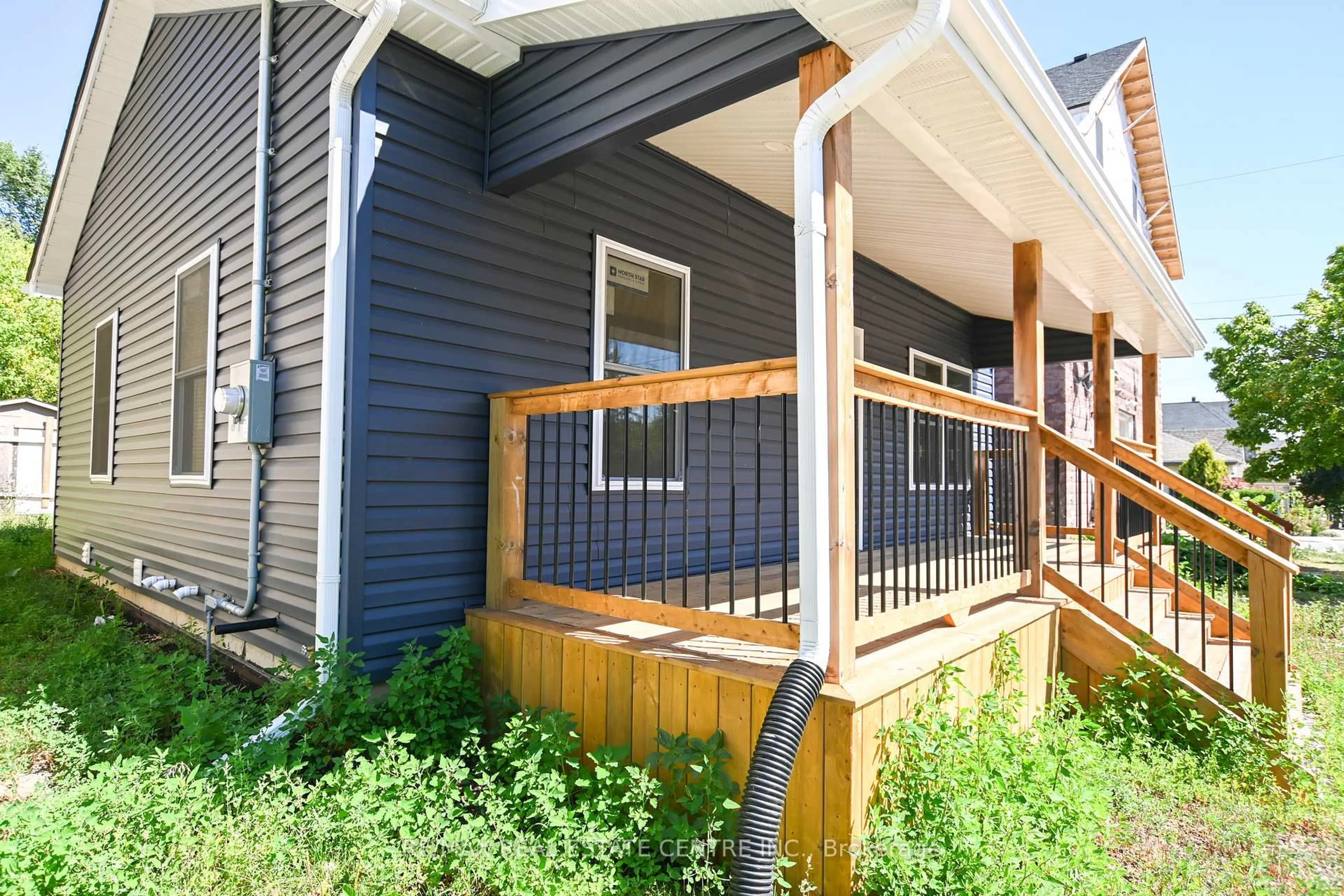 Home with vinyl exterior material, street for 284 Darling St, Brantford Ontario N3S 3X6
