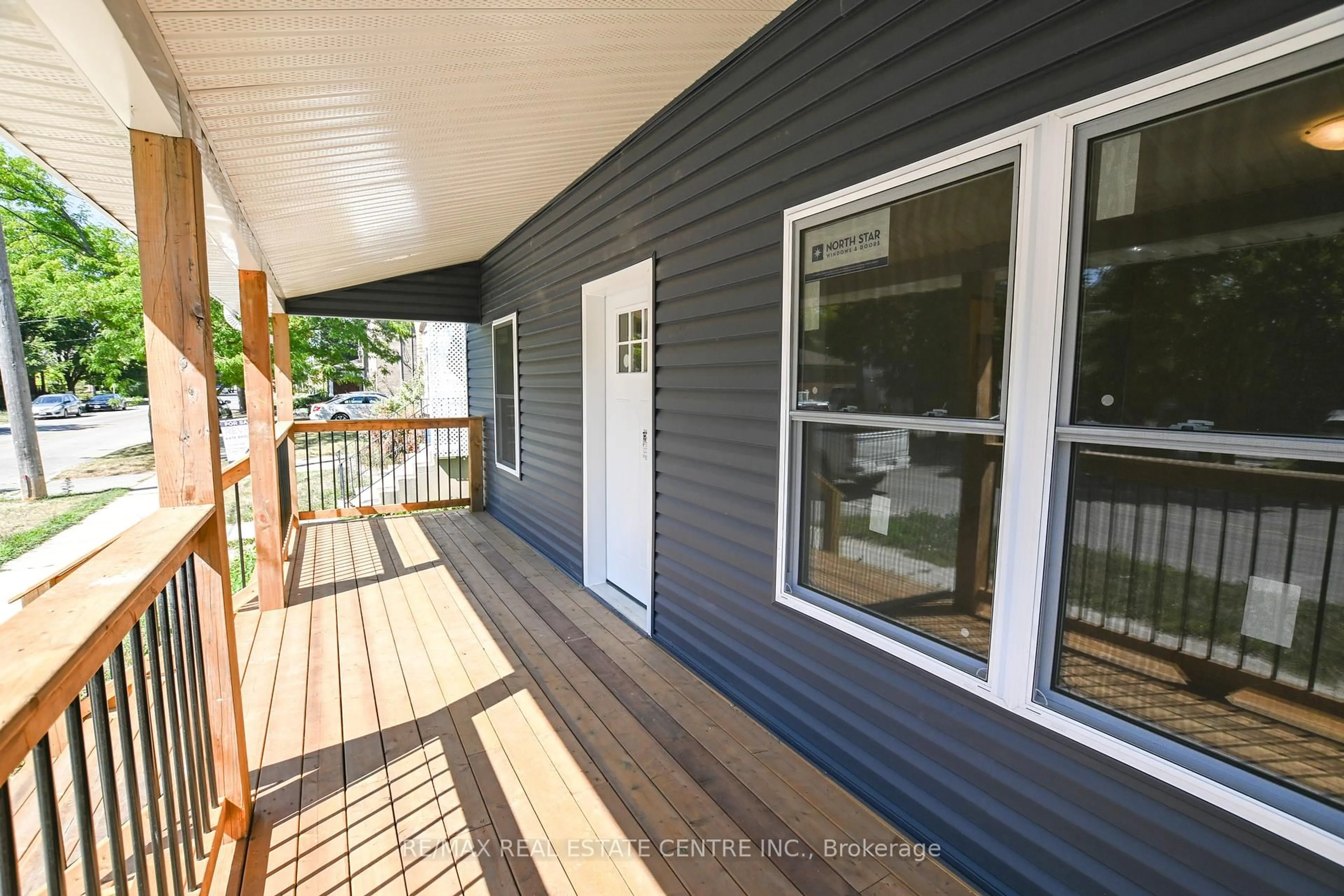 Home with vinyl exterior material, unknown for 284 Darling St, Brantford Ontario N3S 3X6