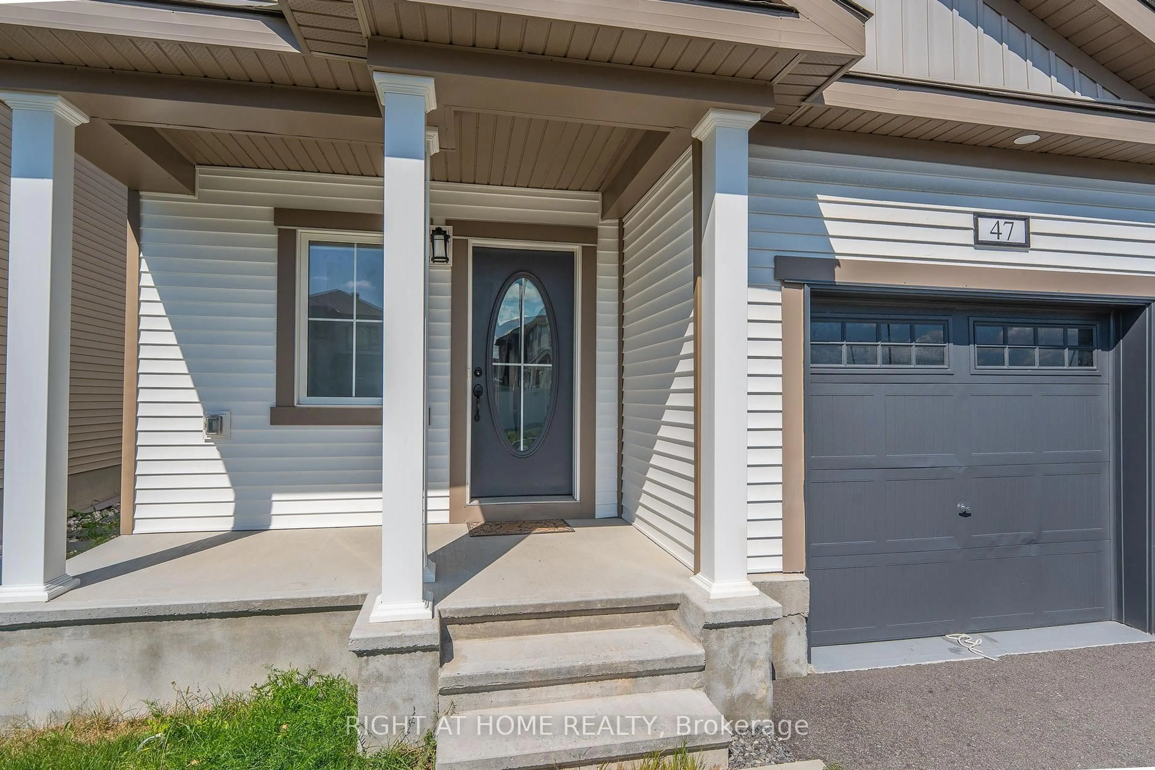 Indoor entryway for 47 Mudminnow Cres, Orleans Ontario K4A 5H9