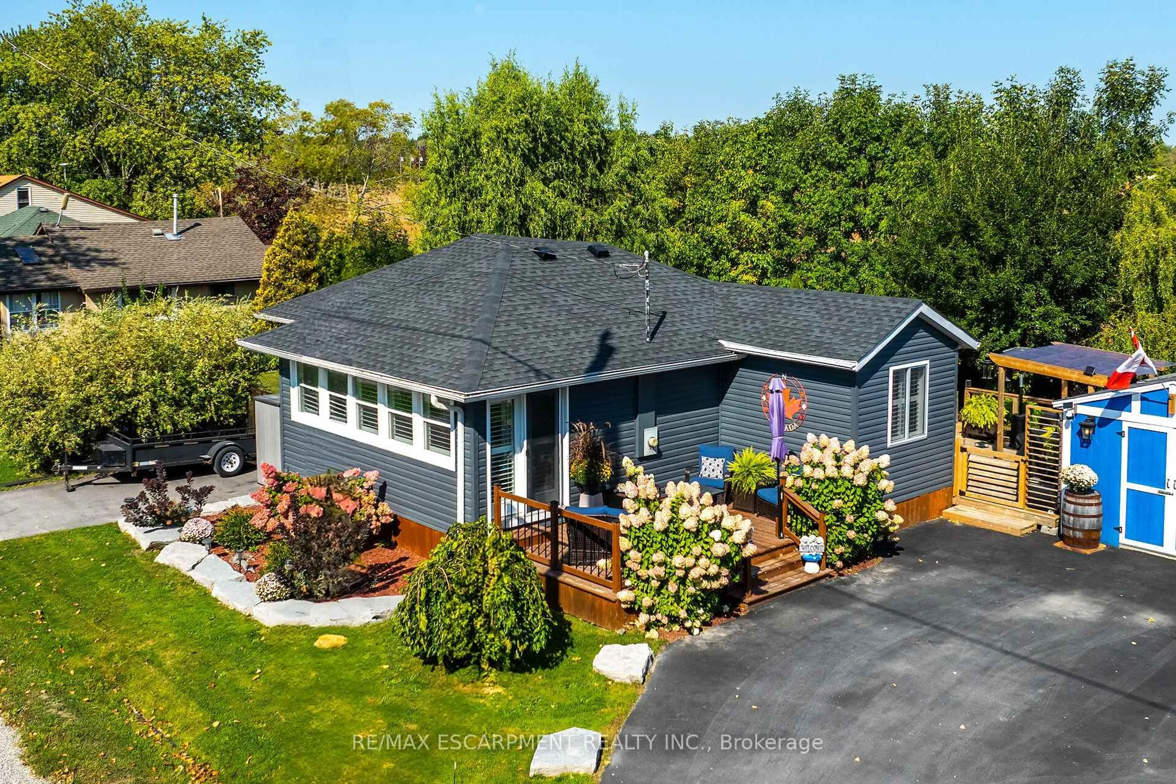A pic from outside/outdoor area/front of a property/back of a property/a pic from drone, street for 2011 Lakeshore Rd, Haldimand Ontario N1A 2W8