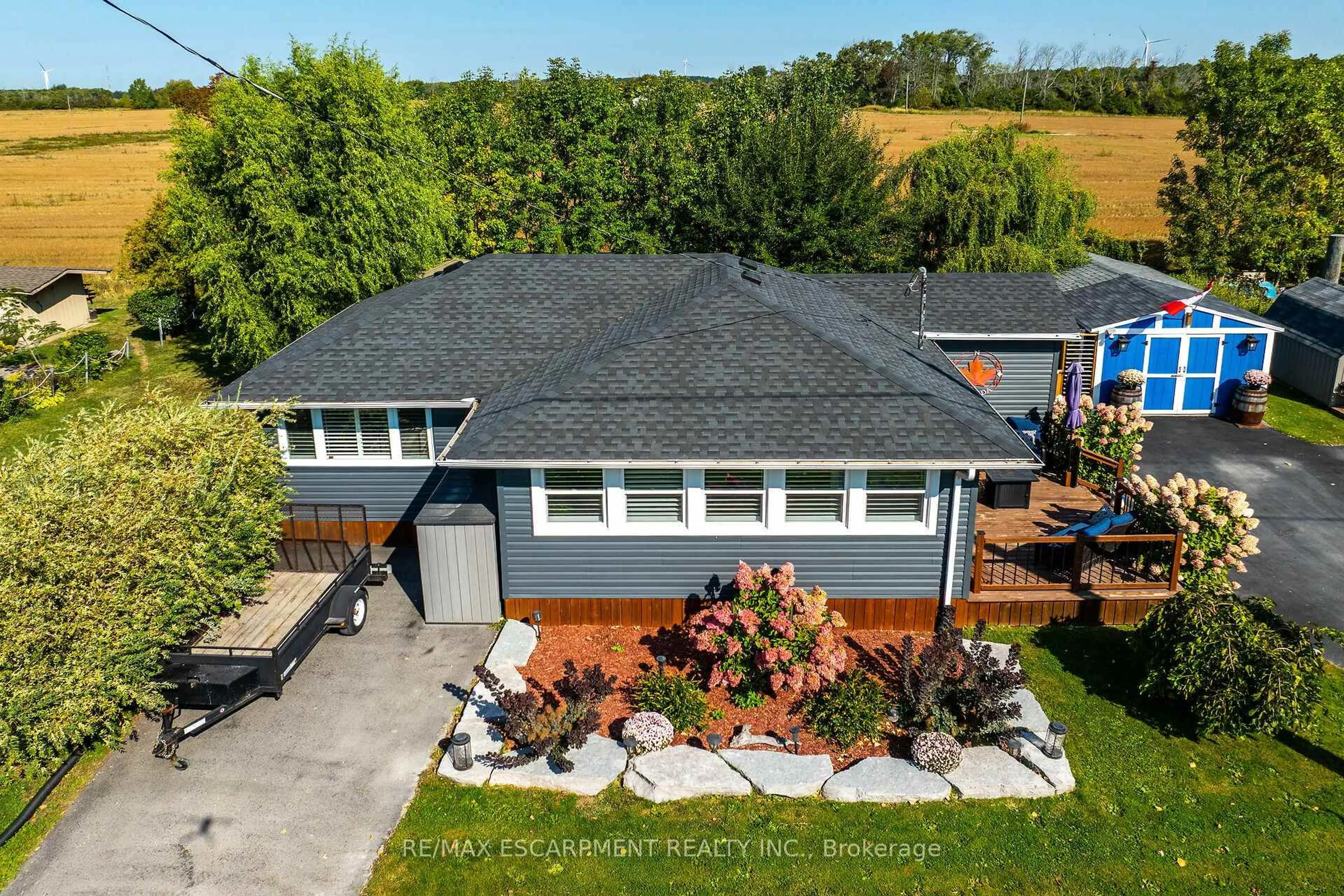 A pic from outside/outdoor area/front of a property/back of a property/a pic from drone, unknown for 2011 Lakeshore Rd, Haldimand Ontario N1A 2W8
