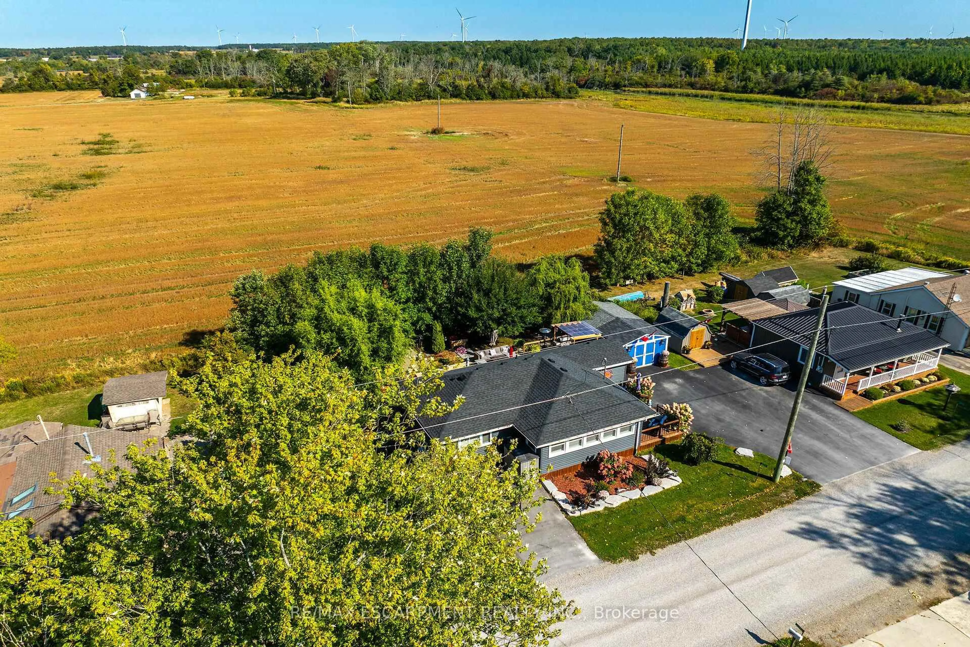 A pic from outside/outdoor area/front of a property/back of a property/a pic from drone, unknown for 2011 Lakeshore Rd, Haldimand Ontario N1A 2W8