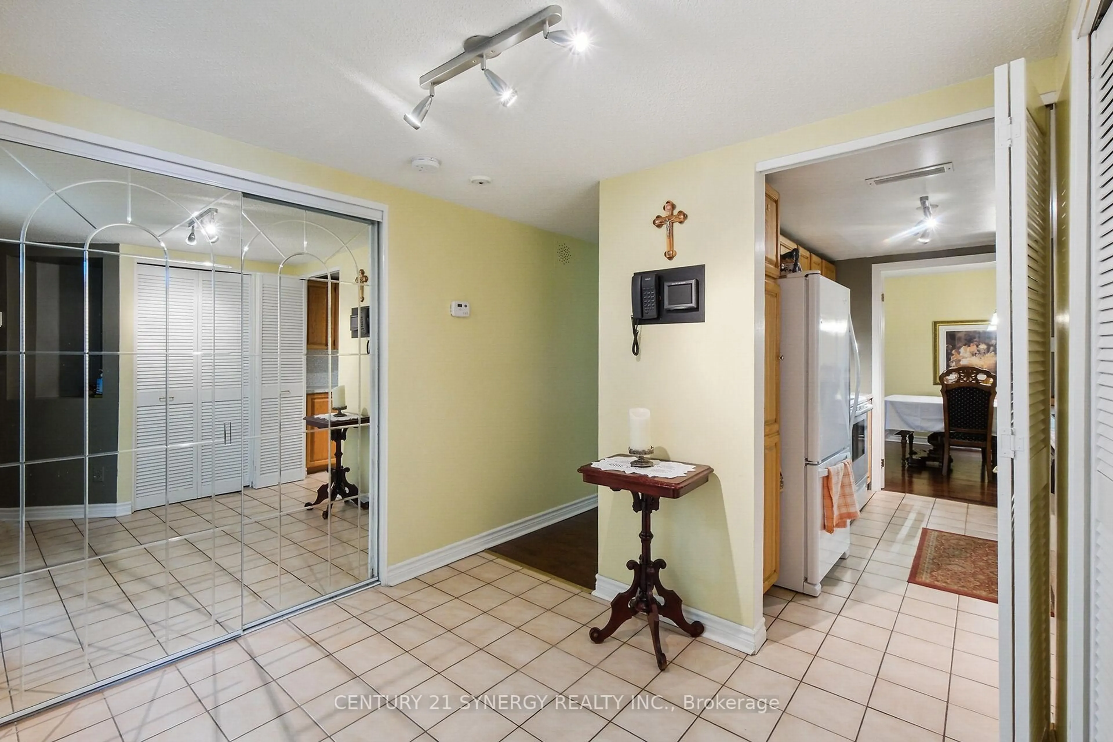Indoor foyer for 295 Gilmour St #104, Ottawa Ontario K2P 0P7
