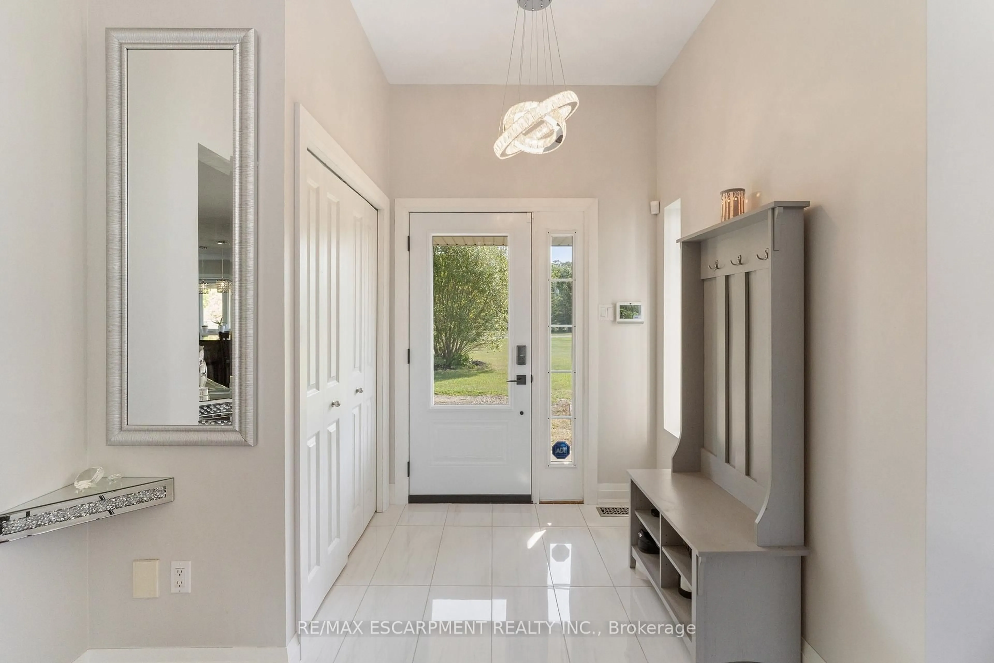 Indoor entryway for 75642 Diltz Rd, Wainfleet Ontario N1A 2W2
