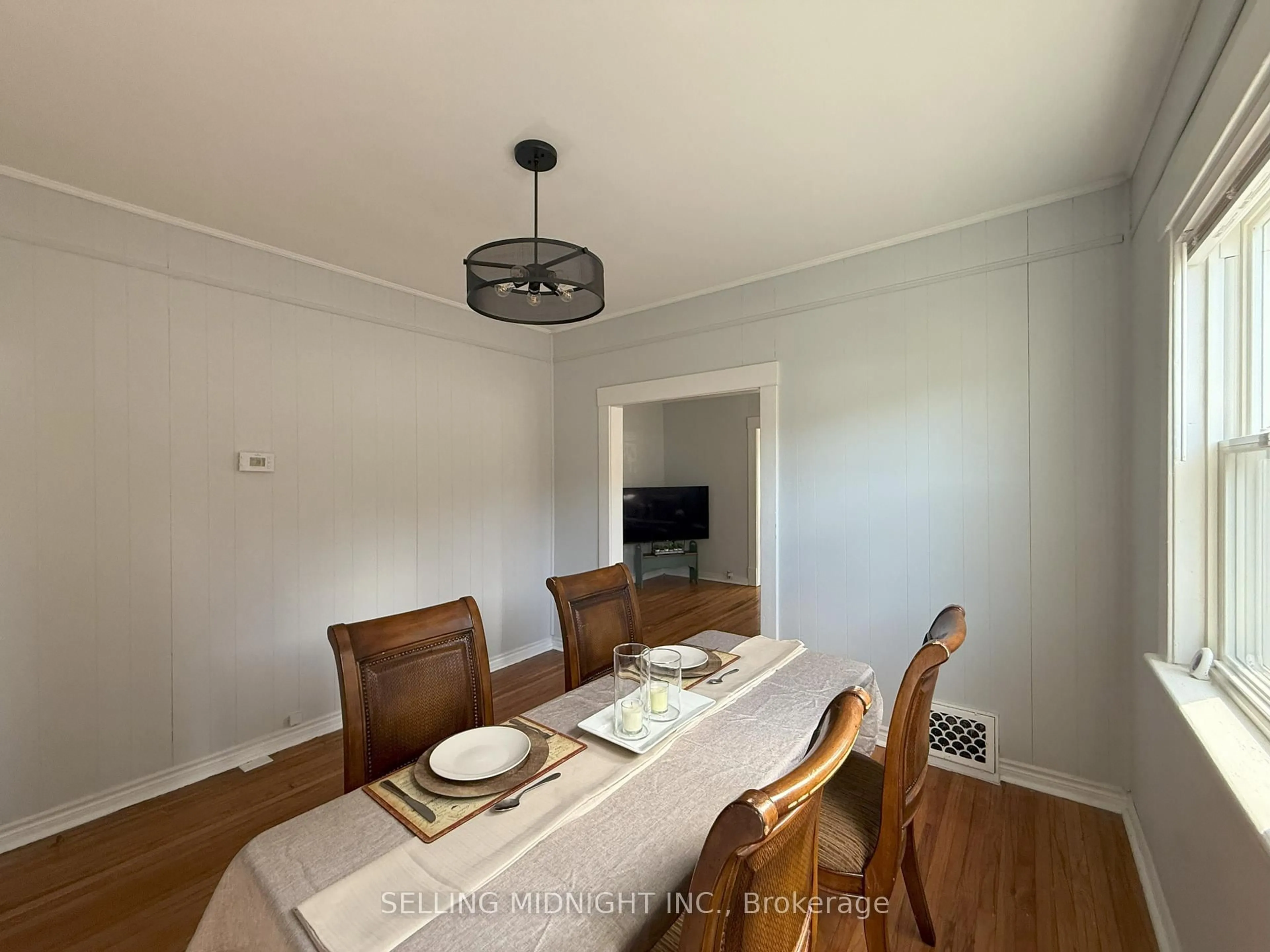 Dining room, wood/laminate floor for 5341 Bridge St, Niagara Falls Ontario L2E 2T5