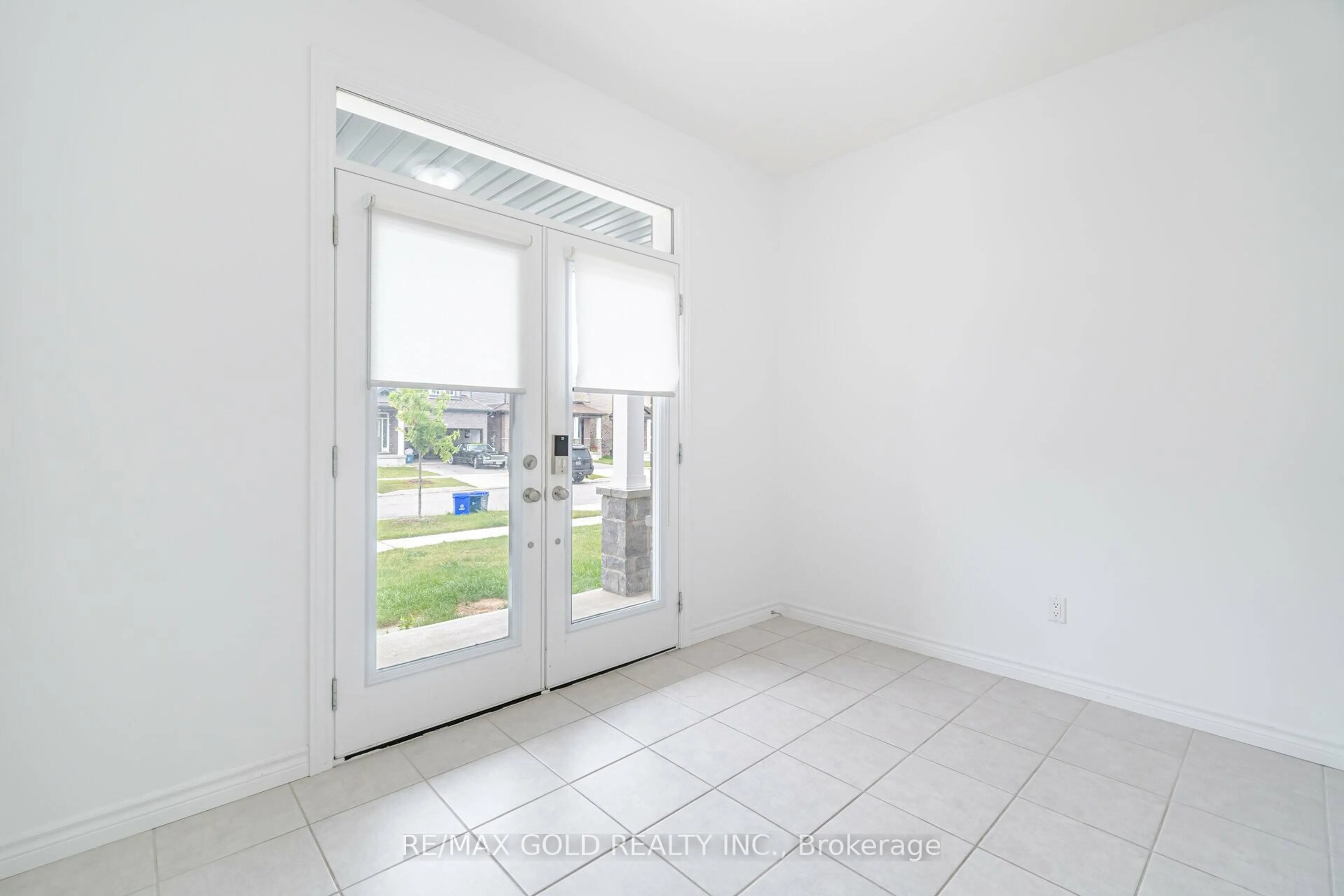 Indoor entryway for 46 Beauchamp Dr, Cambridge Ontario N1S 0A8