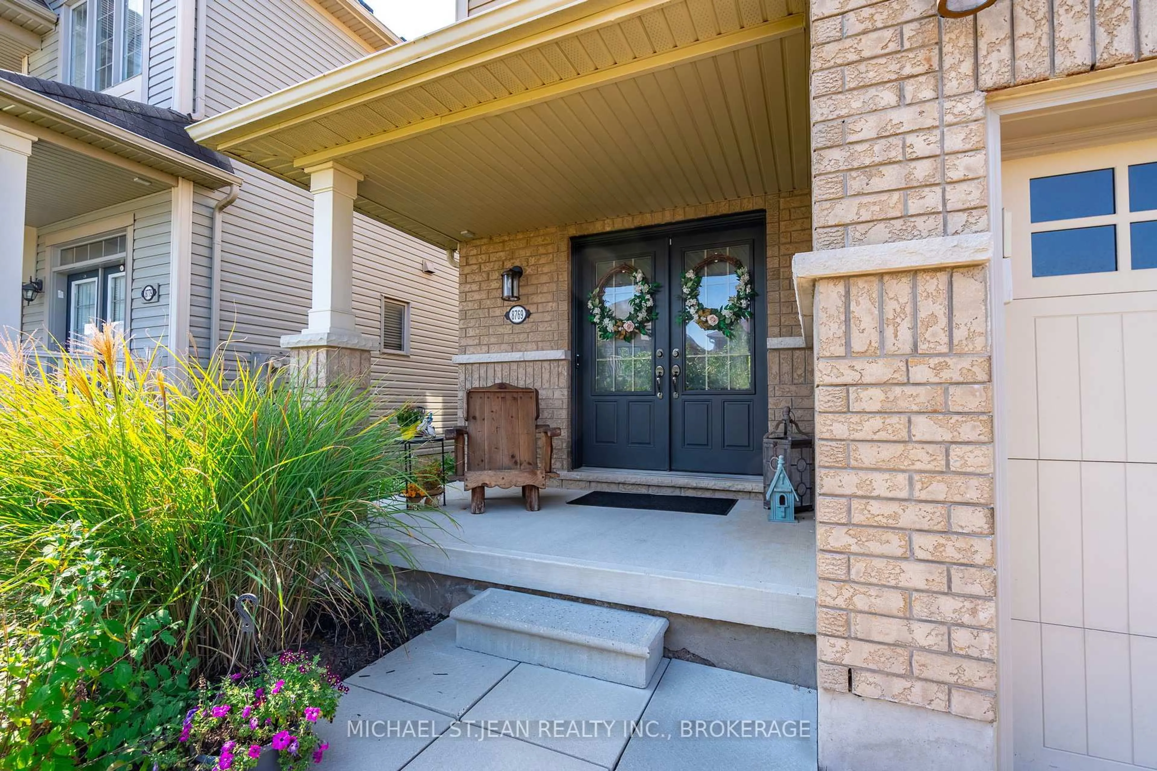 Indoor entryway for 8769 Dogwood Cres, Niagara Falls Ontario L2H 2Y6