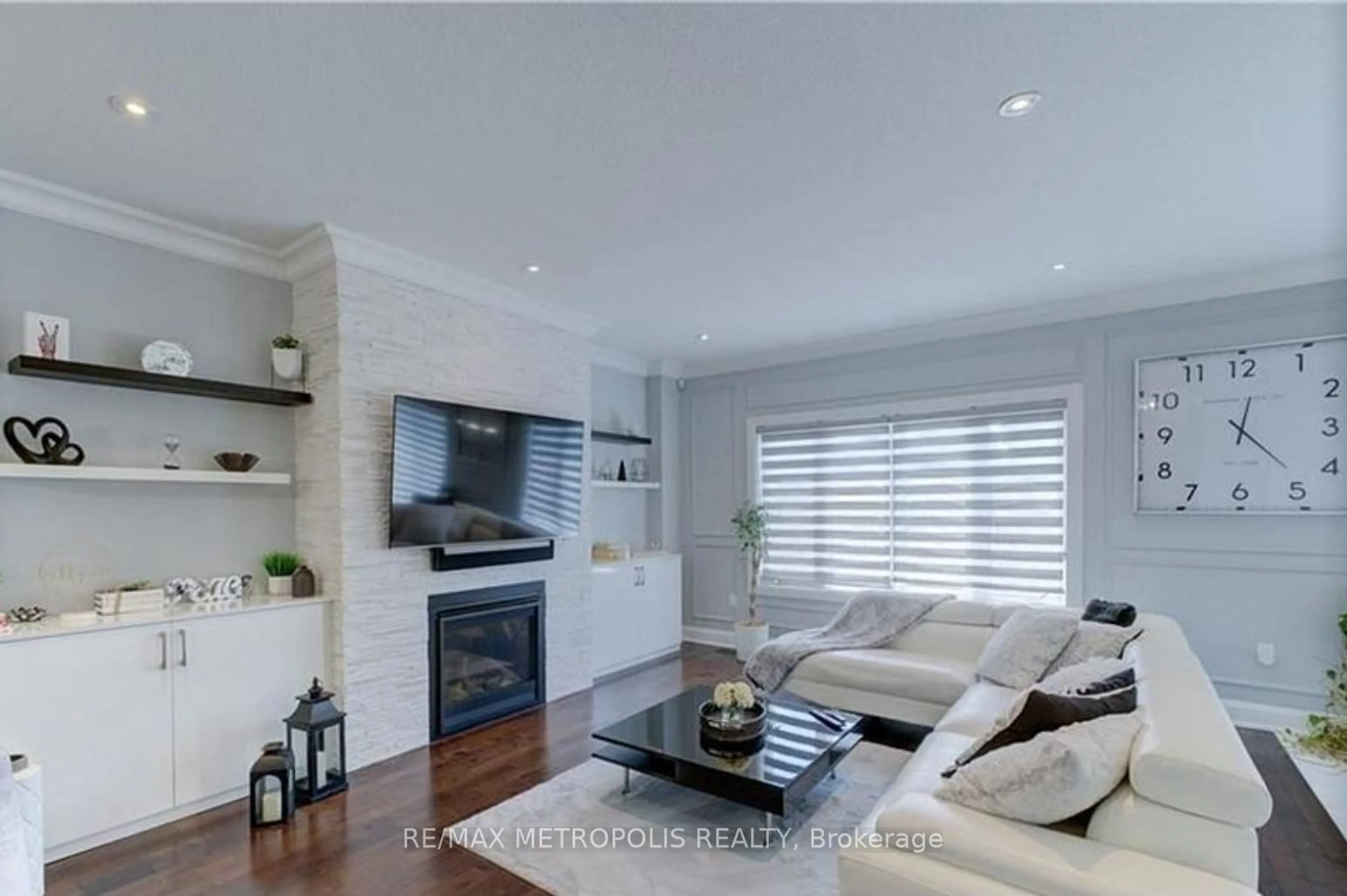 Living room with furniture, wood/laminate floor for 51 CITTADELLA Blvd, Hamilton Ontario L0R 1P0