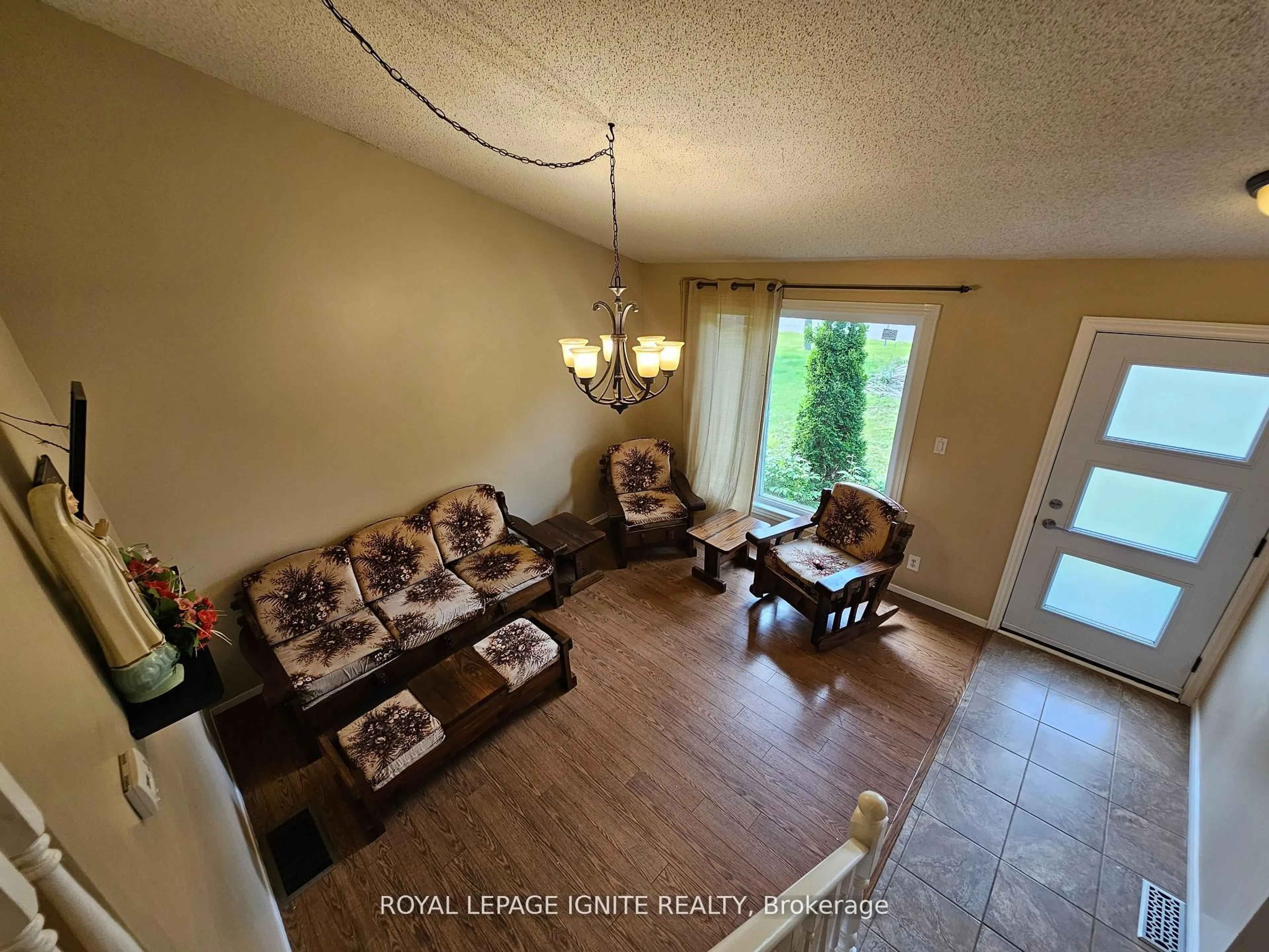 Living room with furniture, unknown for 253 WOODLAND Dr, Selwyn Ontario K9L 1P2