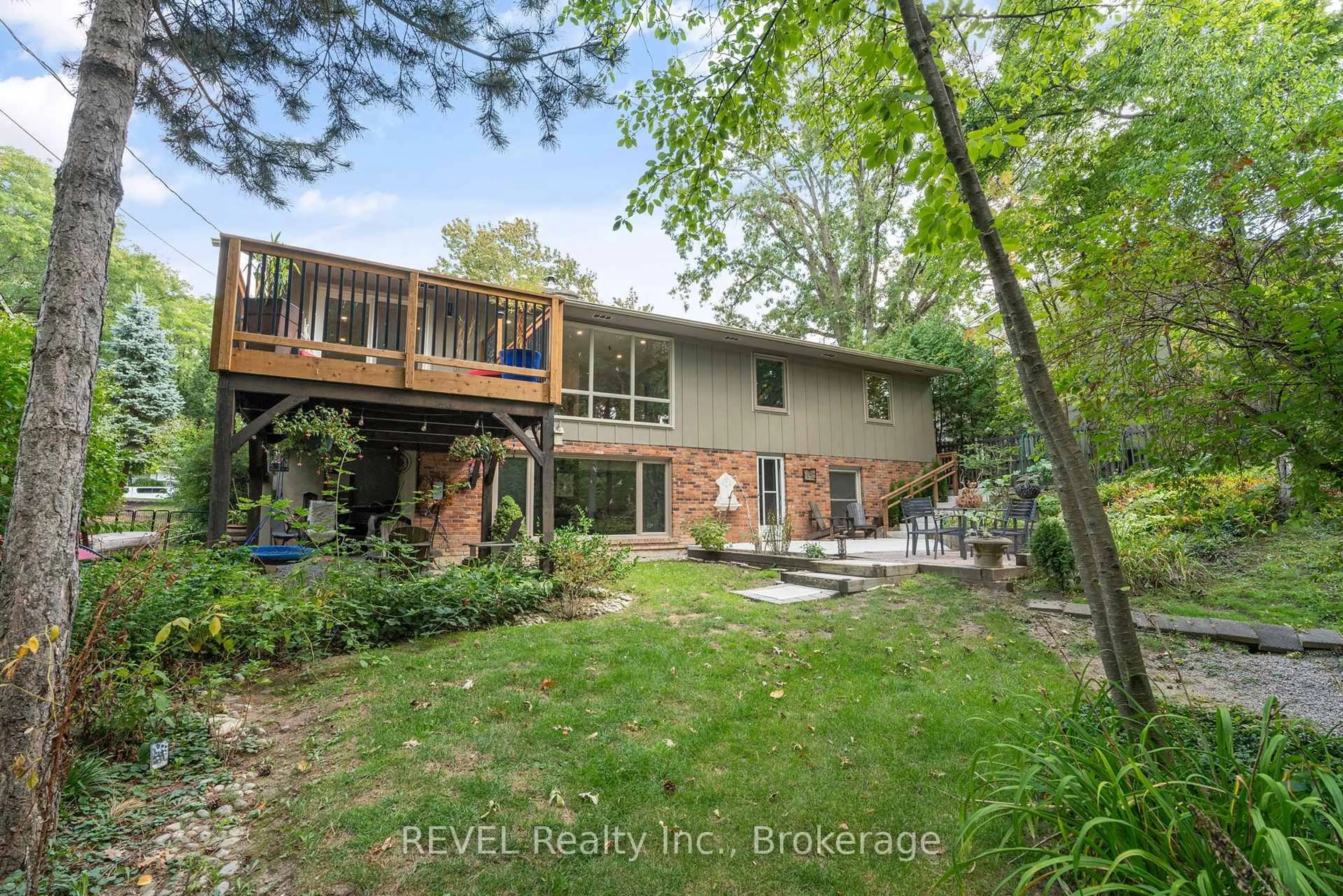 A pic from outside/outdoor area/front of a property/back of a property/a pic from drone, water/lake/river/ocean view for 10 Woodington Cres, St. Catharines Ontario L2T 3T7