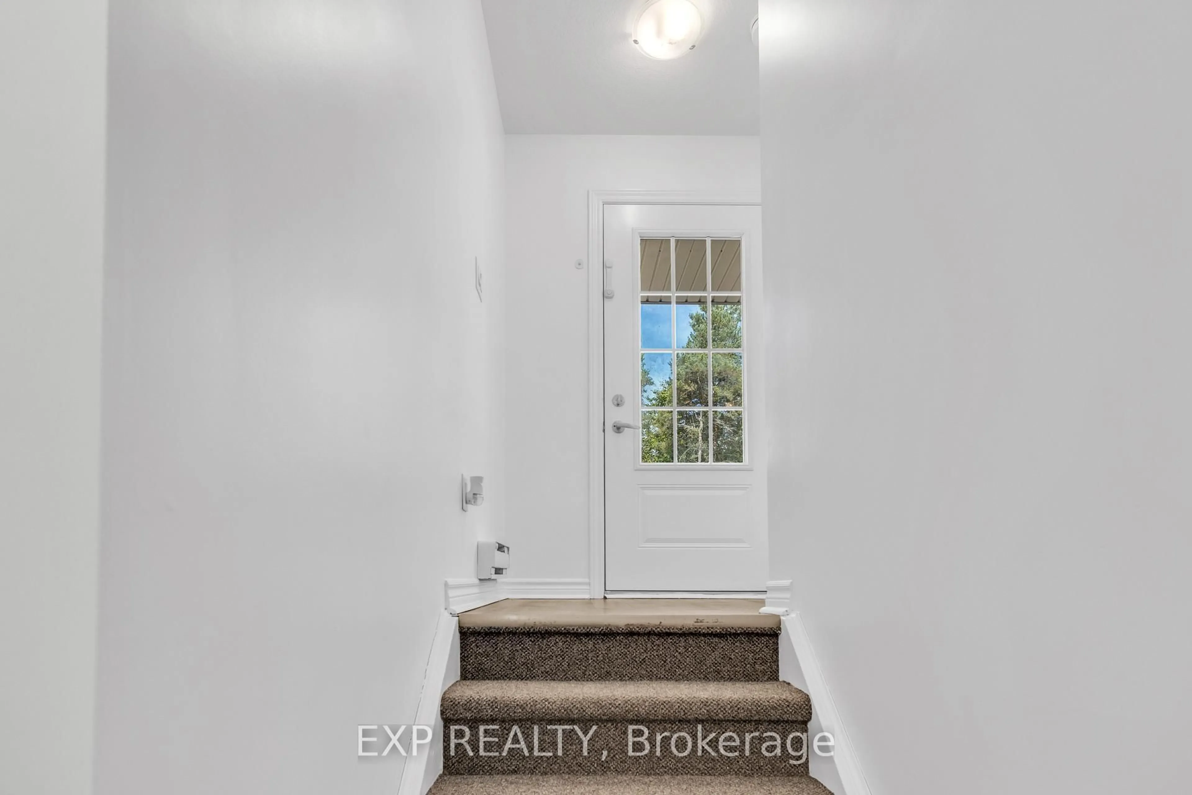 Indoor entryway for 5 CITYVIEW Dr #103, Guelph Ontario N1E 6C7