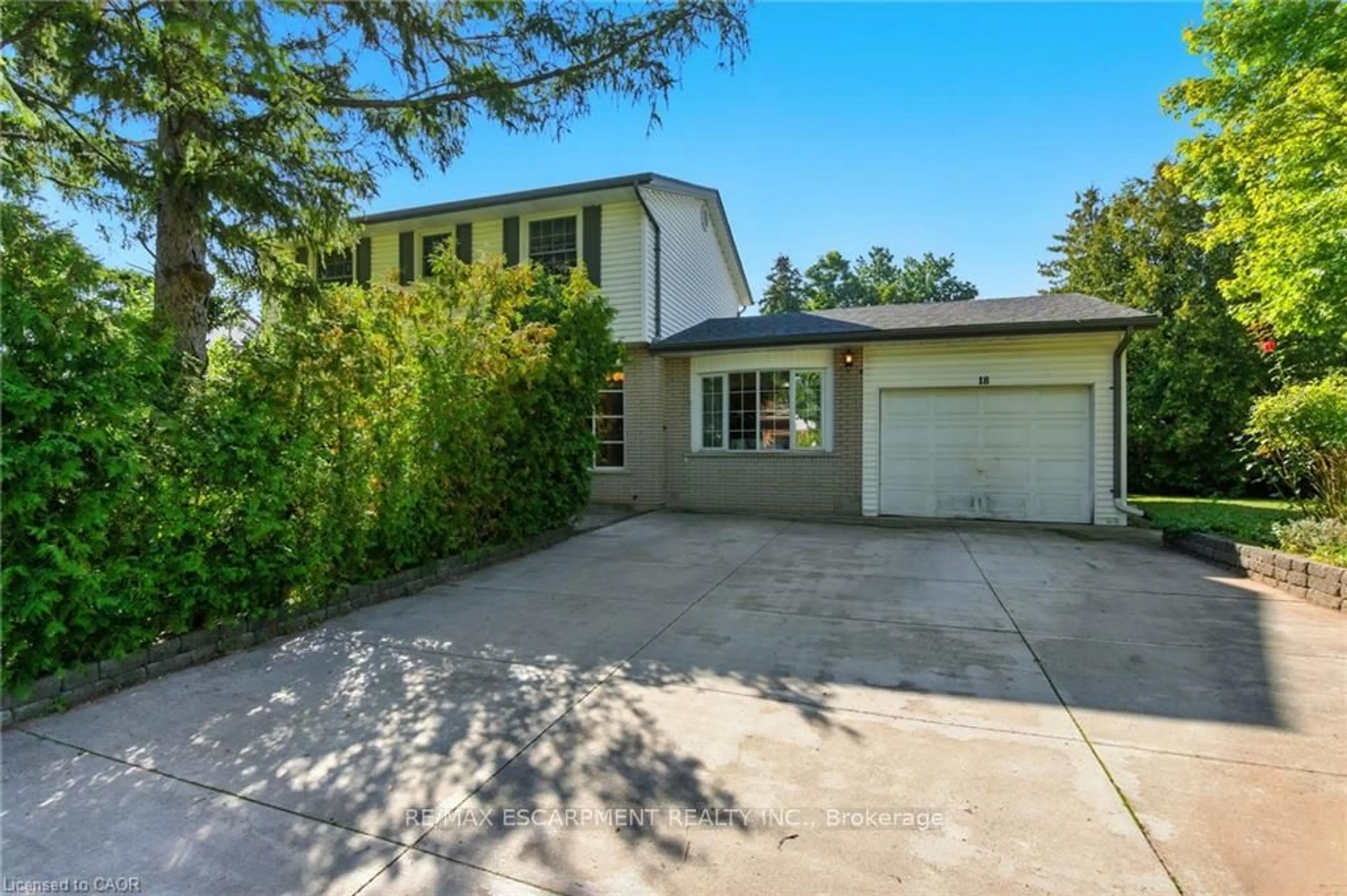 A pic from outside/outdoor area/front of a property/back of a property/a pic from drone, street for 18 Jasper Dr, Hamilton Ontario L8G 2S7