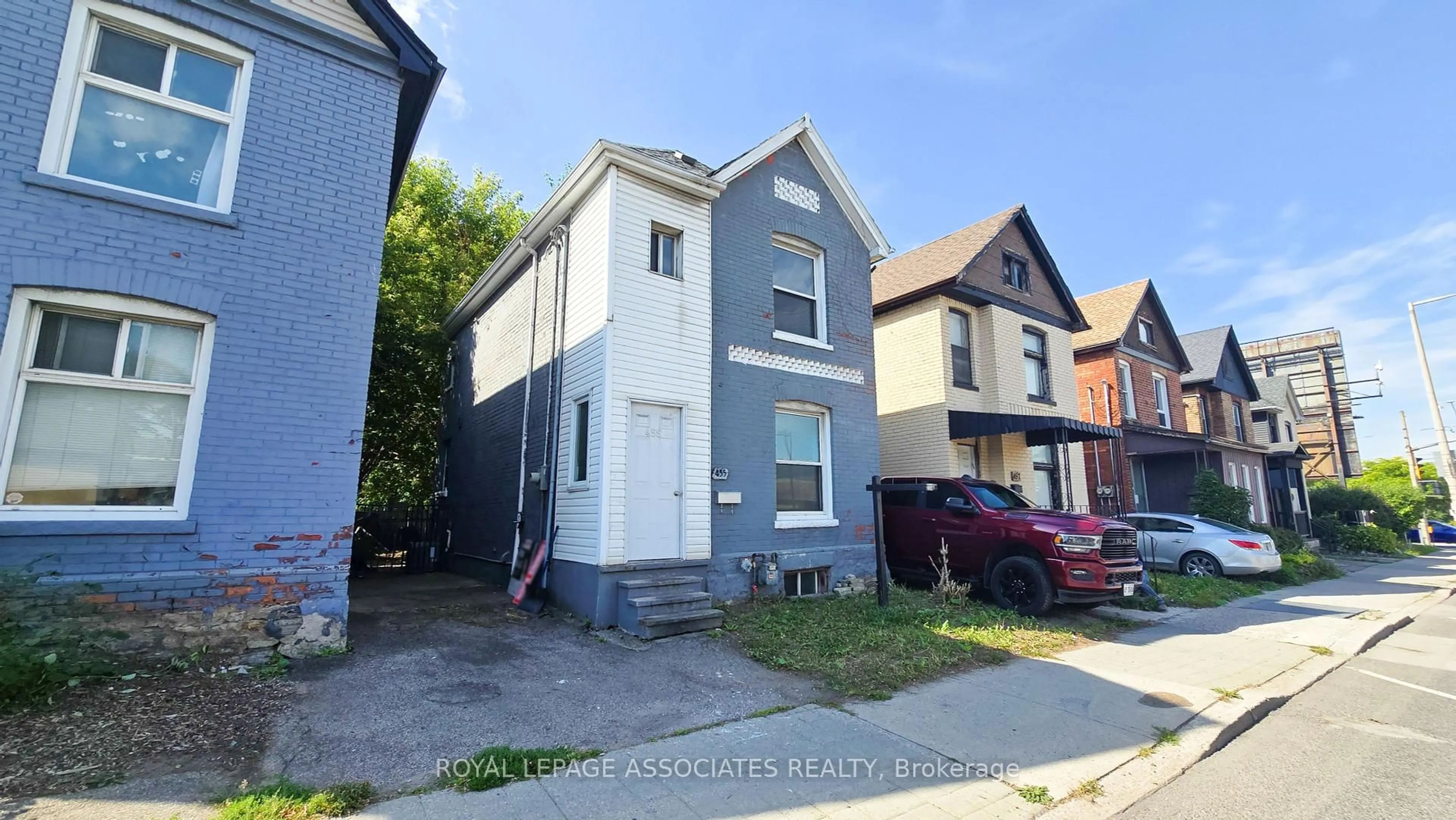 A pic from outside/outdoor area/front of a property/back of a property/a pic from drone, street for 455 Main St, Hamilton Ontario L8P 1K5