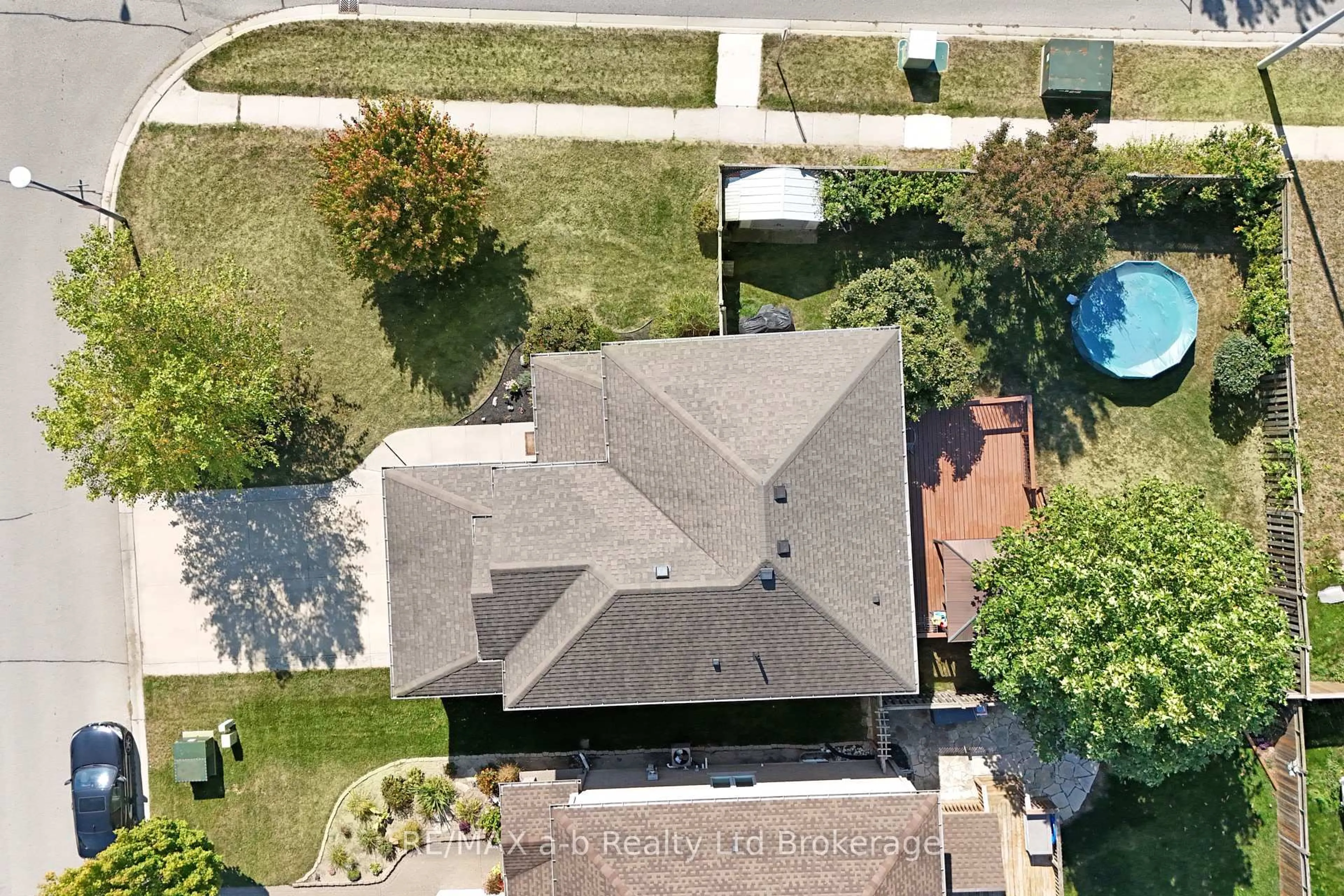 A pic from outside/outdoor area/front of a property/back of a property/a pic from drone, street for 501 Tatham Blvd, Woodstock Ontario N4T 0A7
