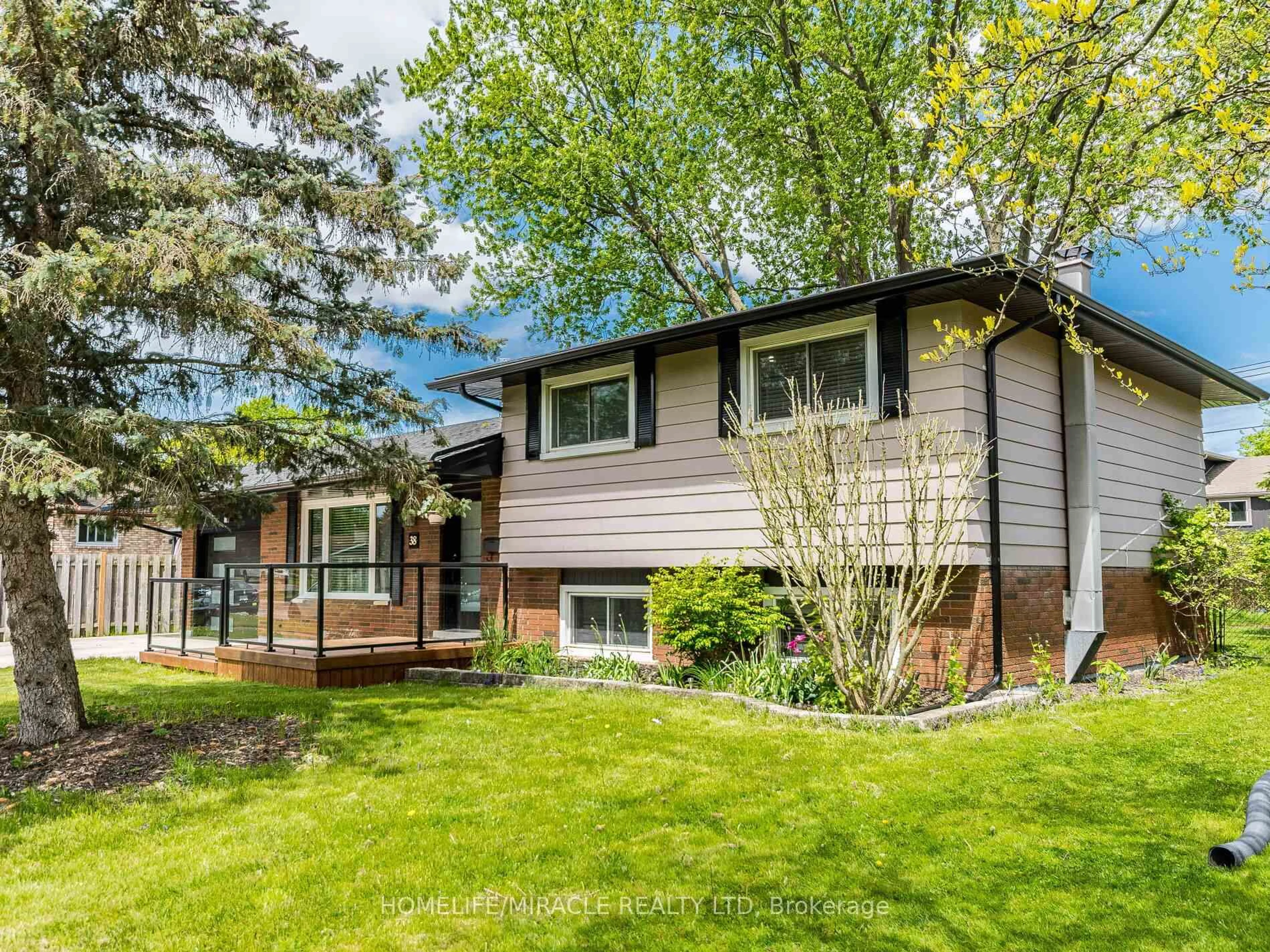 Home with vinyl exterior material, street for 38 Martha Crt, Welland Ontario L3C 4N2